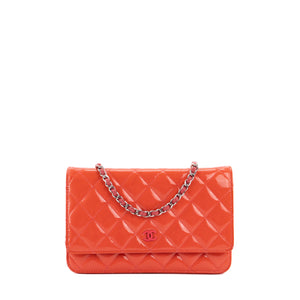 CHANEL - Sac à bandoulière Wallet On Chain Classique/Timeless Chanel en cuir verni orange