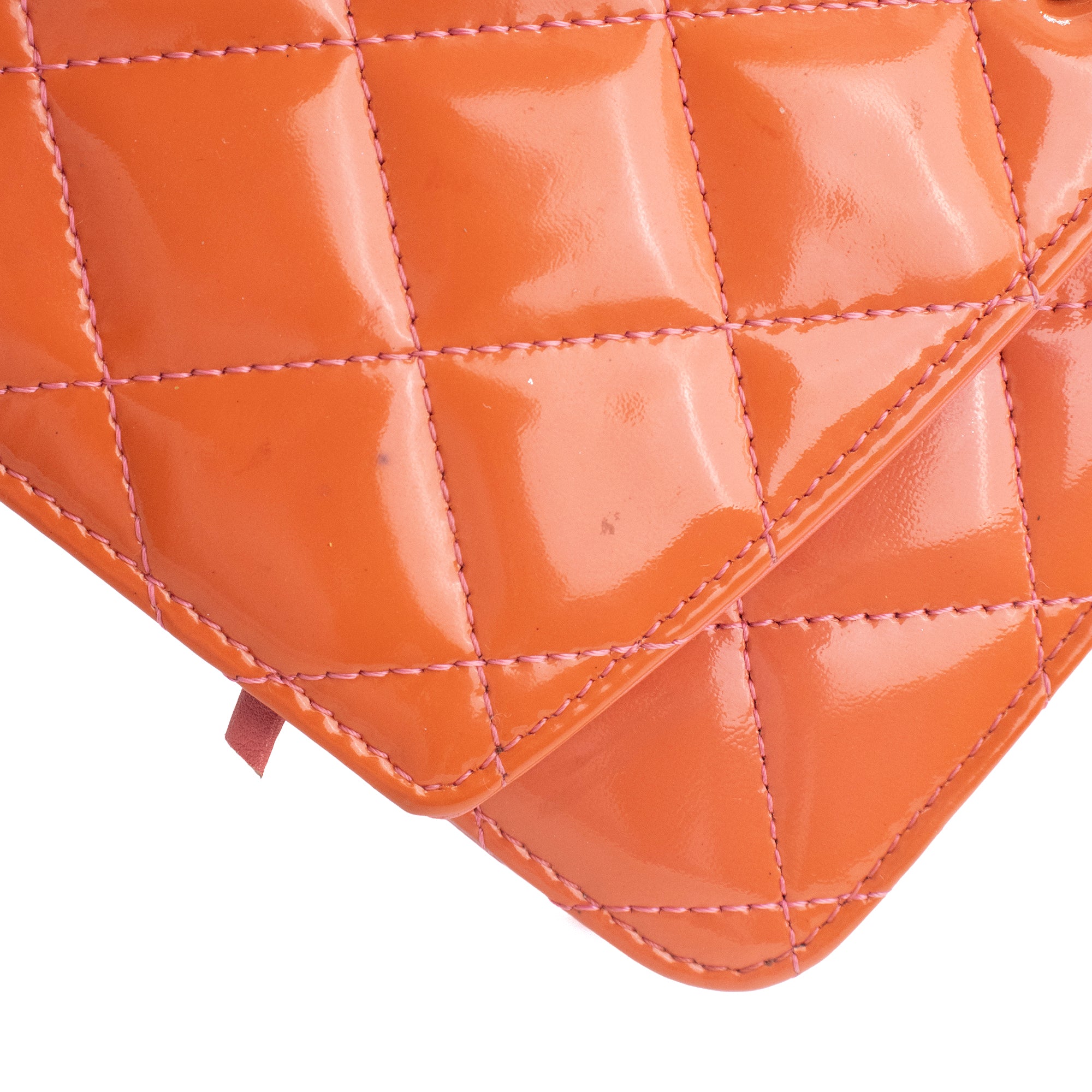 CHANEL - Sac à bandoulière Wallet On Chain Classique/Timeless Chanel en cuir verni orange