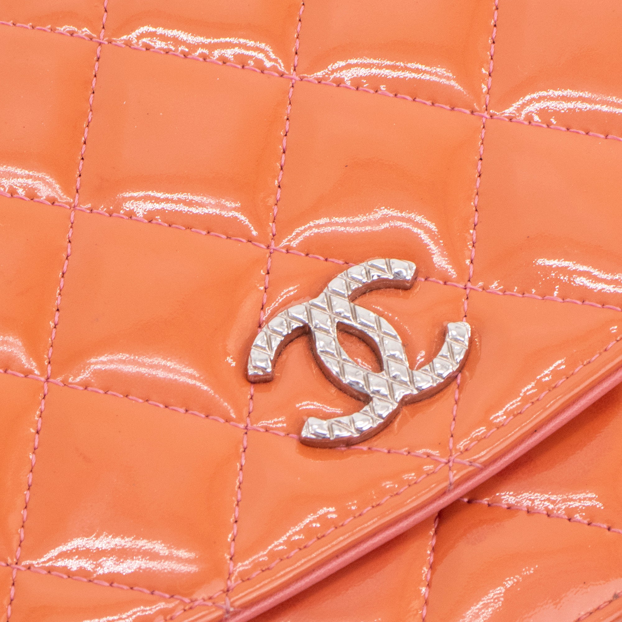 CHANEL - Sac à bandoulière Wallet On Chain Classique/Timeless Chanel en cuir verni orange
