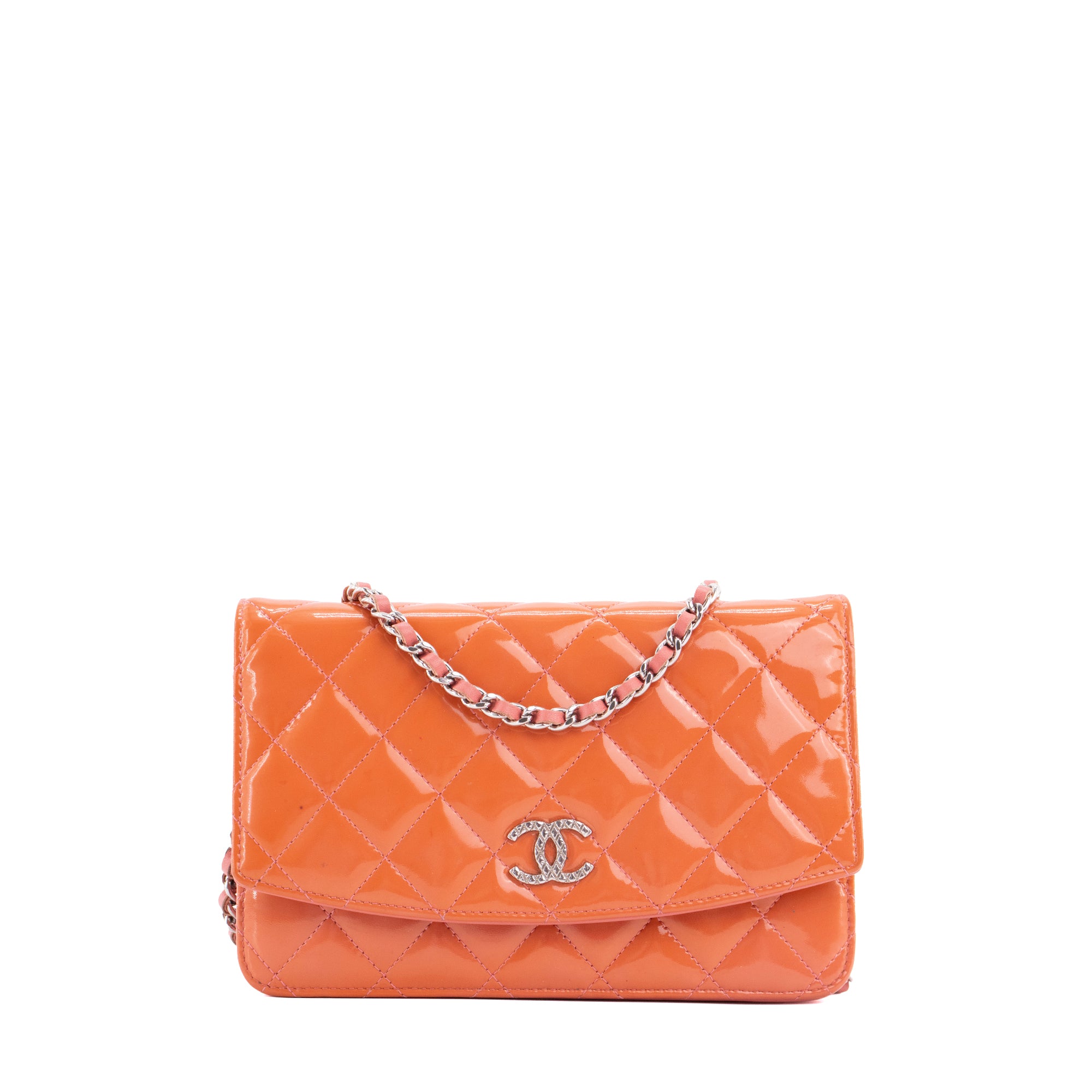 CHANEL - Sac à bandoulière Wallet On Chain Classique/Timeless Chanel en cuir verni orange