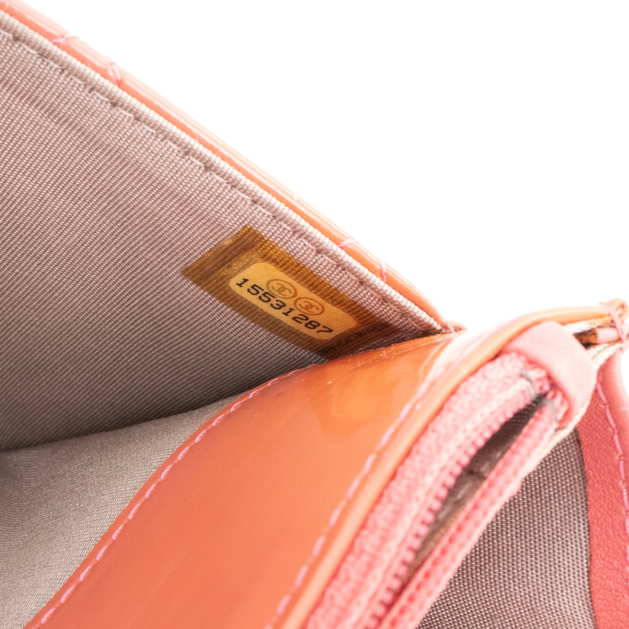 CHANEL - Sac à bandoulière Wallet On Chain Classique/Timeless Chanel en cuir verni orange