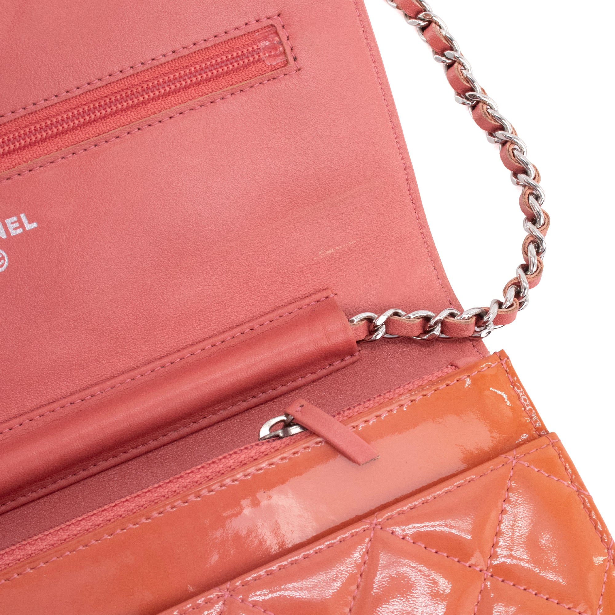 CHANEL - Sac à bandoulière Wallet On Chain Classique/Timeless Chanel en cuir verni orange