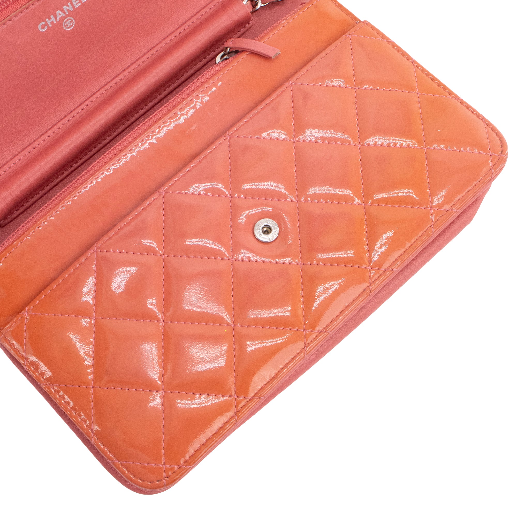 CHANEL - Sac à bandoulière Wallet On Chain Classique/Timeless Chanel en cuir verni orange