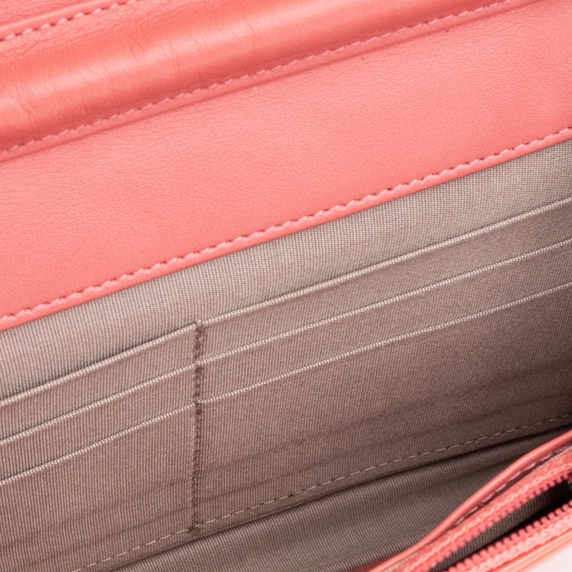 CHANEL - Sac à bandoulière Wallet On Chain Classique/Timeless Chanel en cuir verni orange