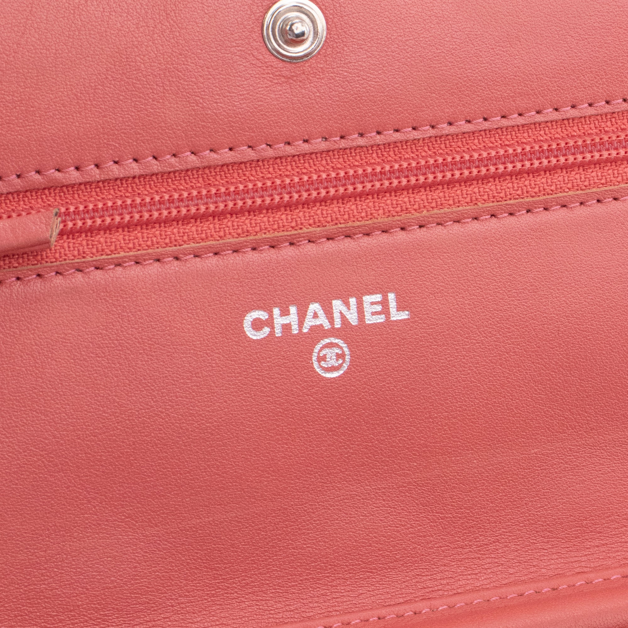 CHANEL - Sac à bandoulière Wallet On Chain Classique/Timeless Chanel en cuir verni orange