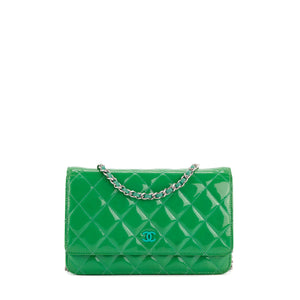 CHANEL - Sac à bandoulière Wallet On Chain Classique/Timeless Chanel en cuir verni vert
