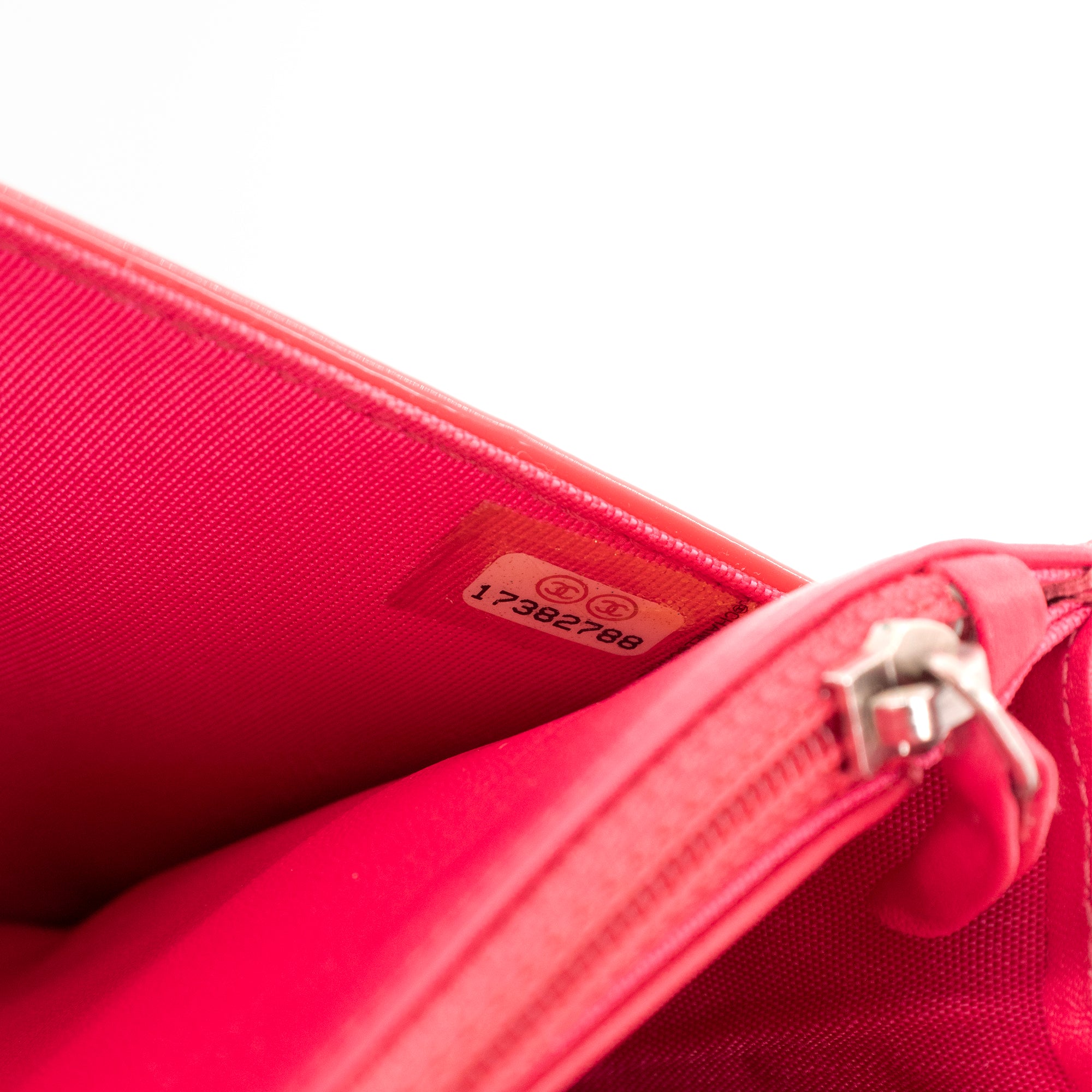 CHANEL - Sac à bandoulière Wallet On Chain édition limitée Chanel en cuir verni rose