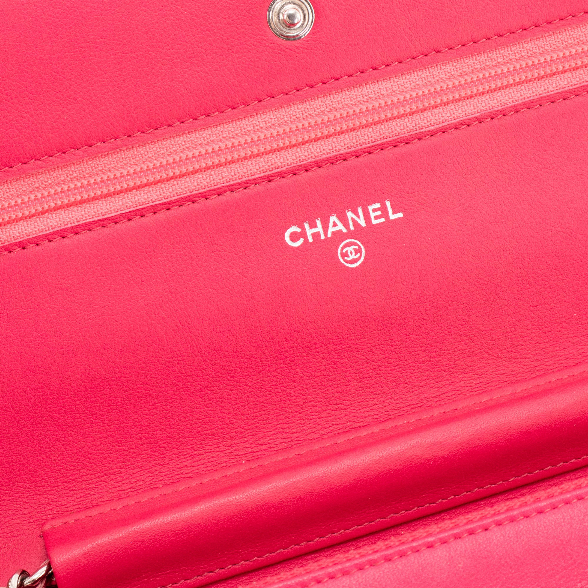 CHANEL - Sac à bandoulière Wallet On Chain édition limitée Chanel en cuir verni rose