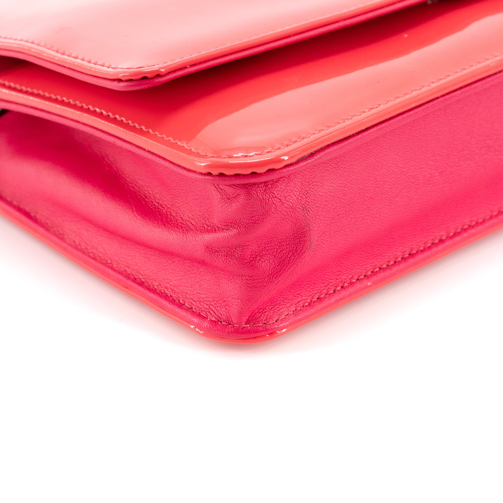 CHANEL - Sac à bandoulière Wallet On Chain édition limitée Chanel en cuir verni rose