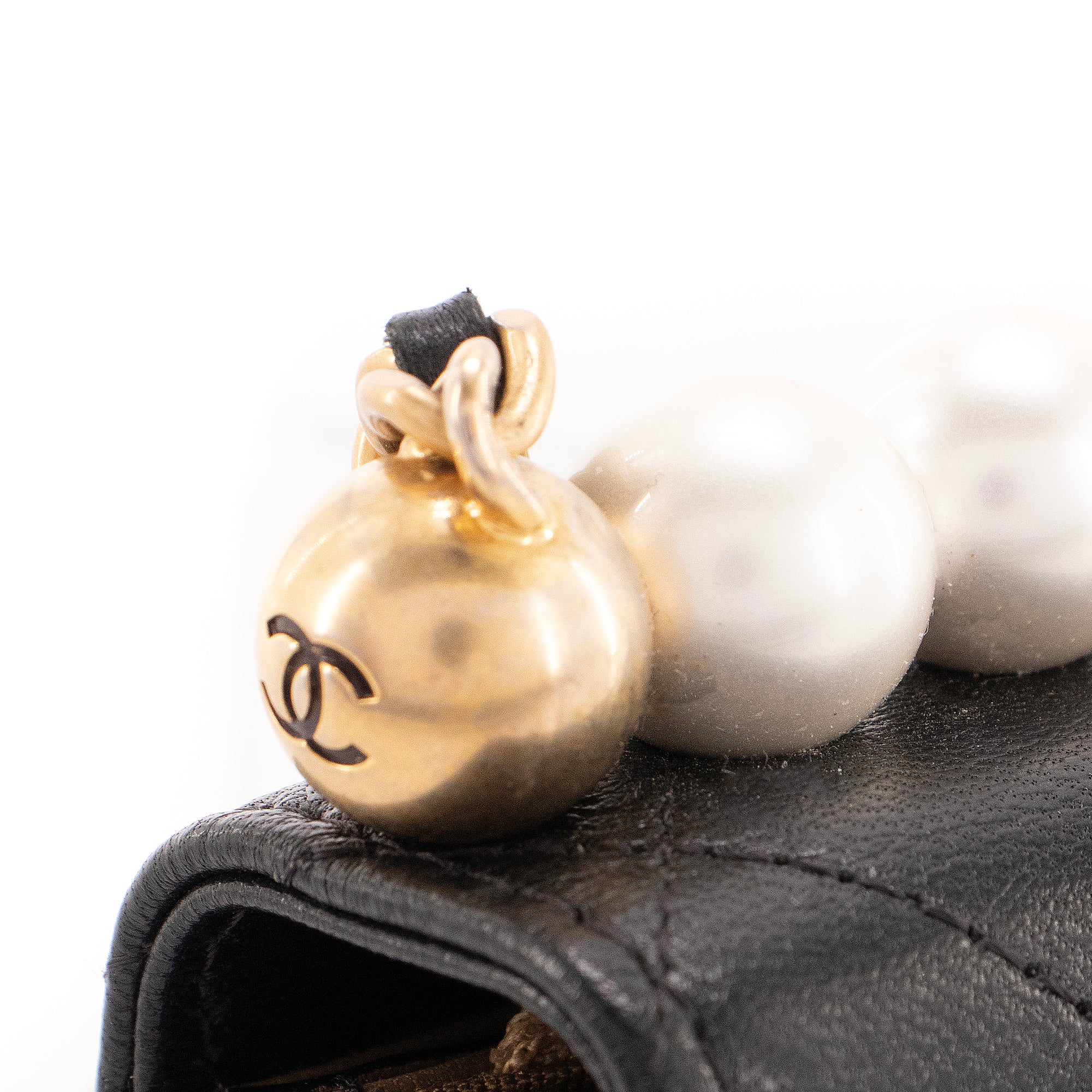 CHANEL - Sac à bandoulière Wallet on Chain Pearl Chanel en cuir lisse noir