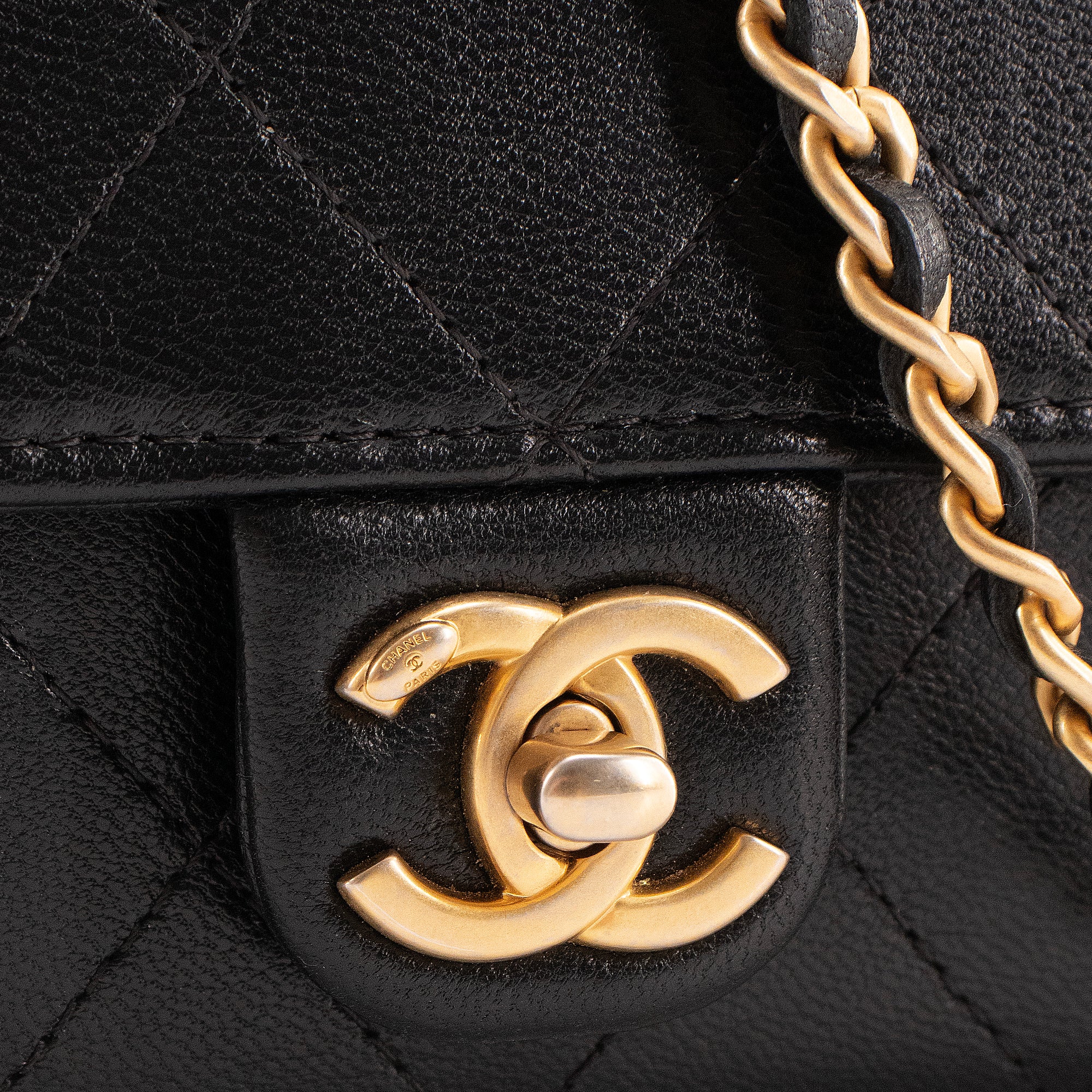 CHANEL - Sac à bandoulière Wallet on Chain Pearl Chanel en cuir lisse noir