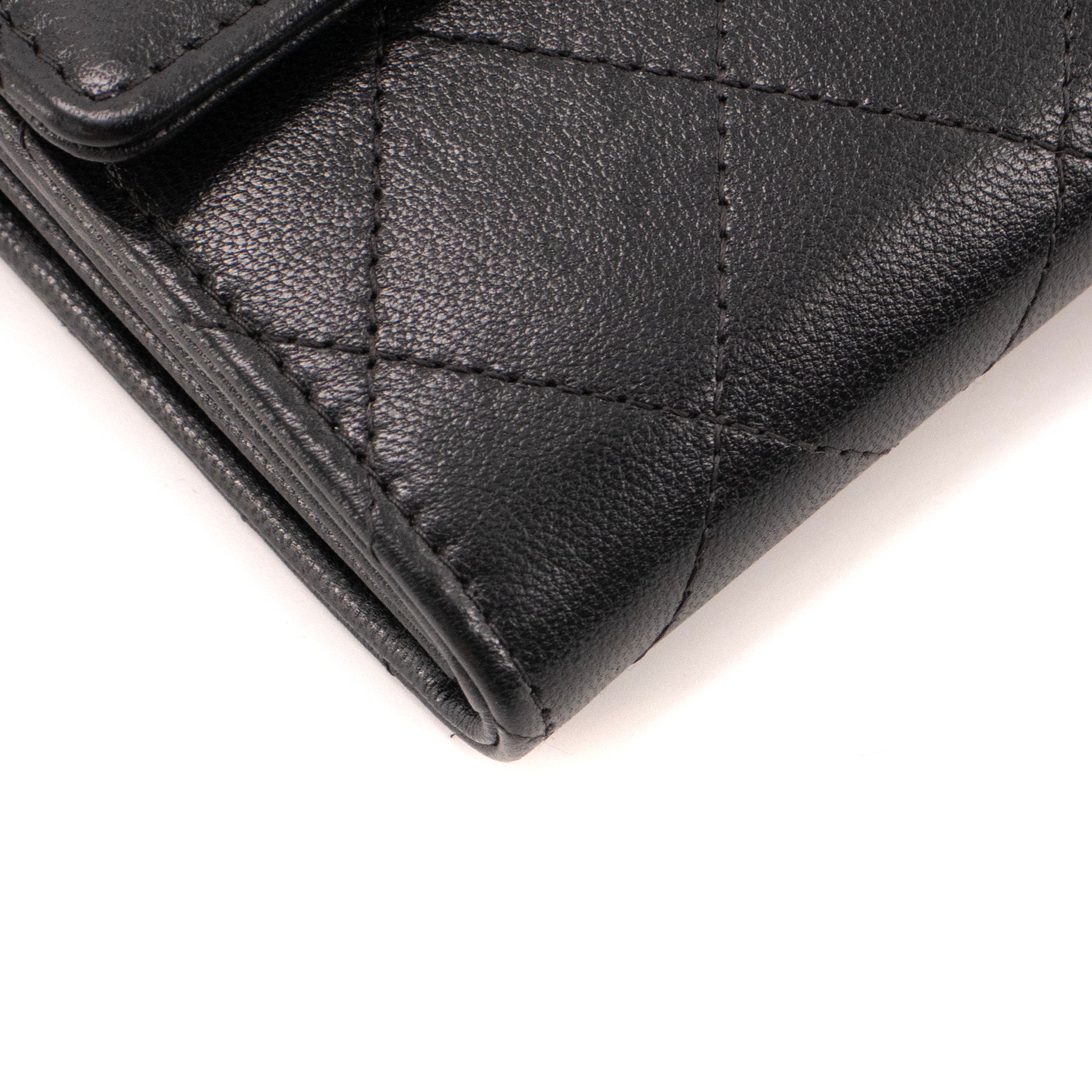 CHANEL - Sac à bandoulière Wallet on Chain Pearl Chanel en cuir lisse noir