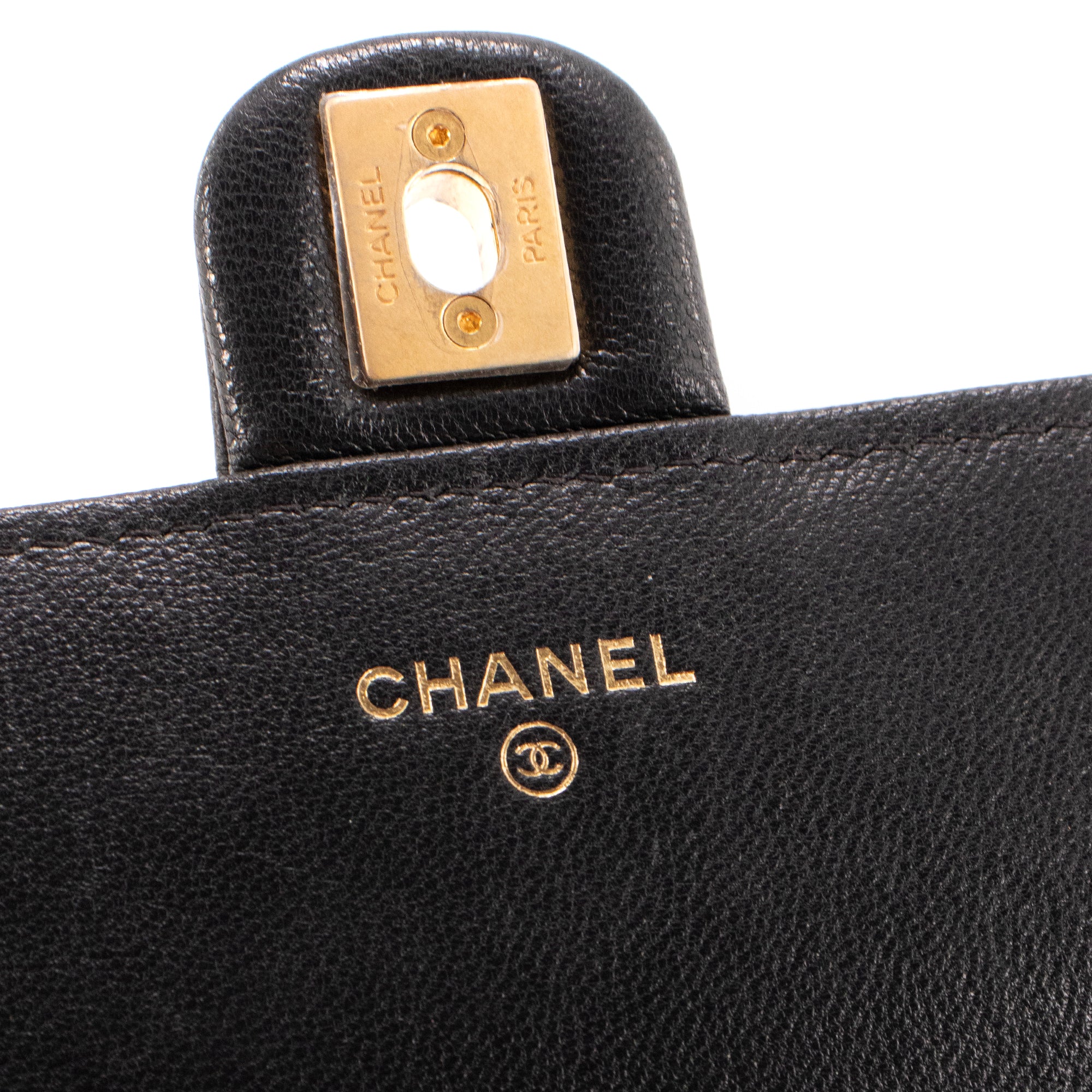 CHANEL - Sac à bandoulière Wallet on Chain Pearl Chanel en cuir lisse noir