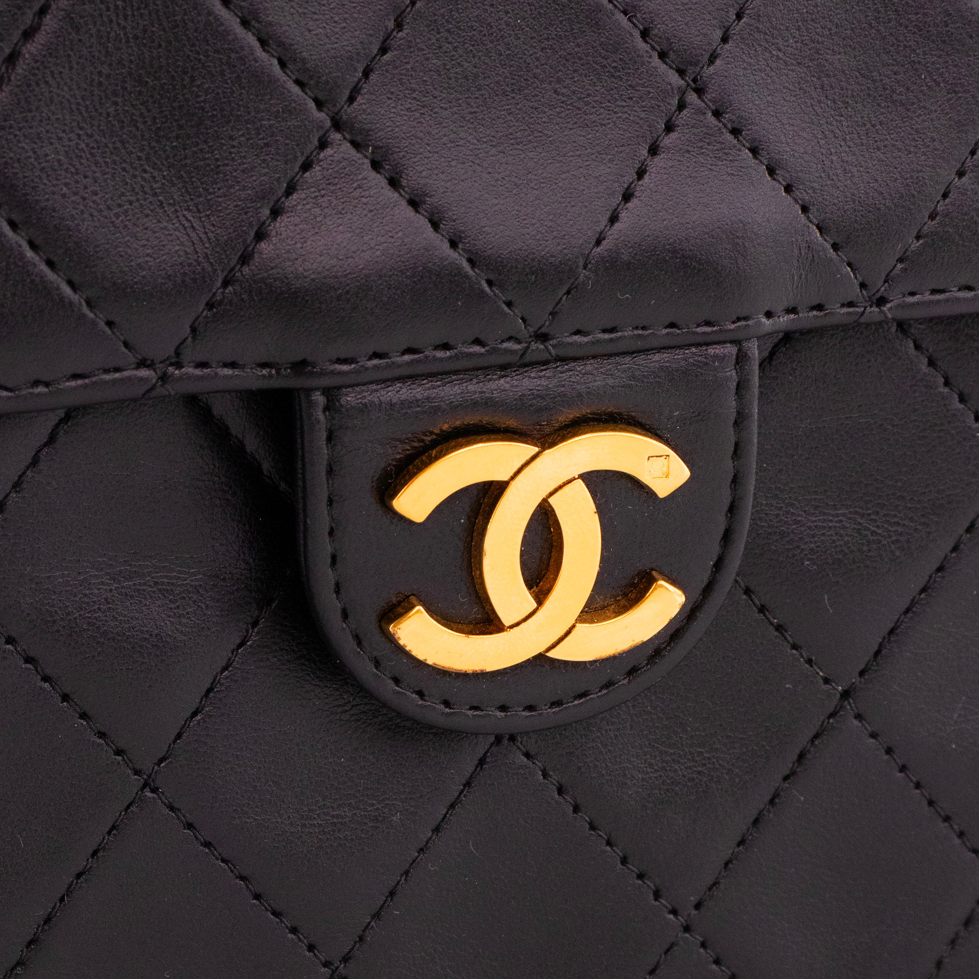 CHANEL - Sac à épaule Simple Rabat Chanel en cuir lisse noir vintage