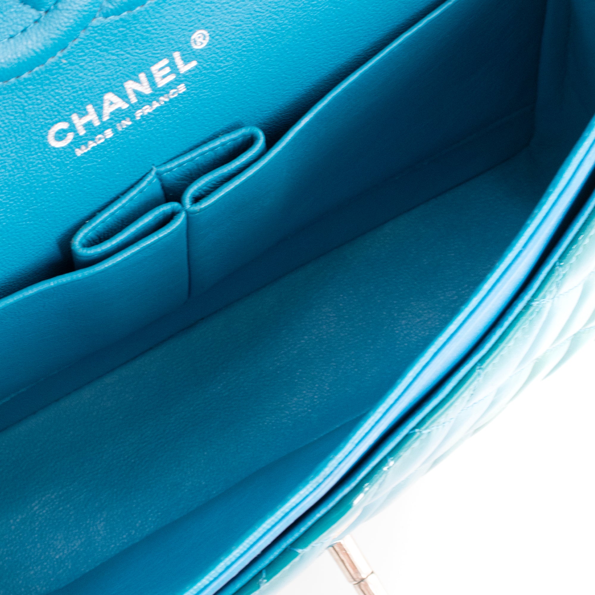 CHANEL - Sac à main Classique/Timeless 11.12 Chanel en cuir verni bleu vert