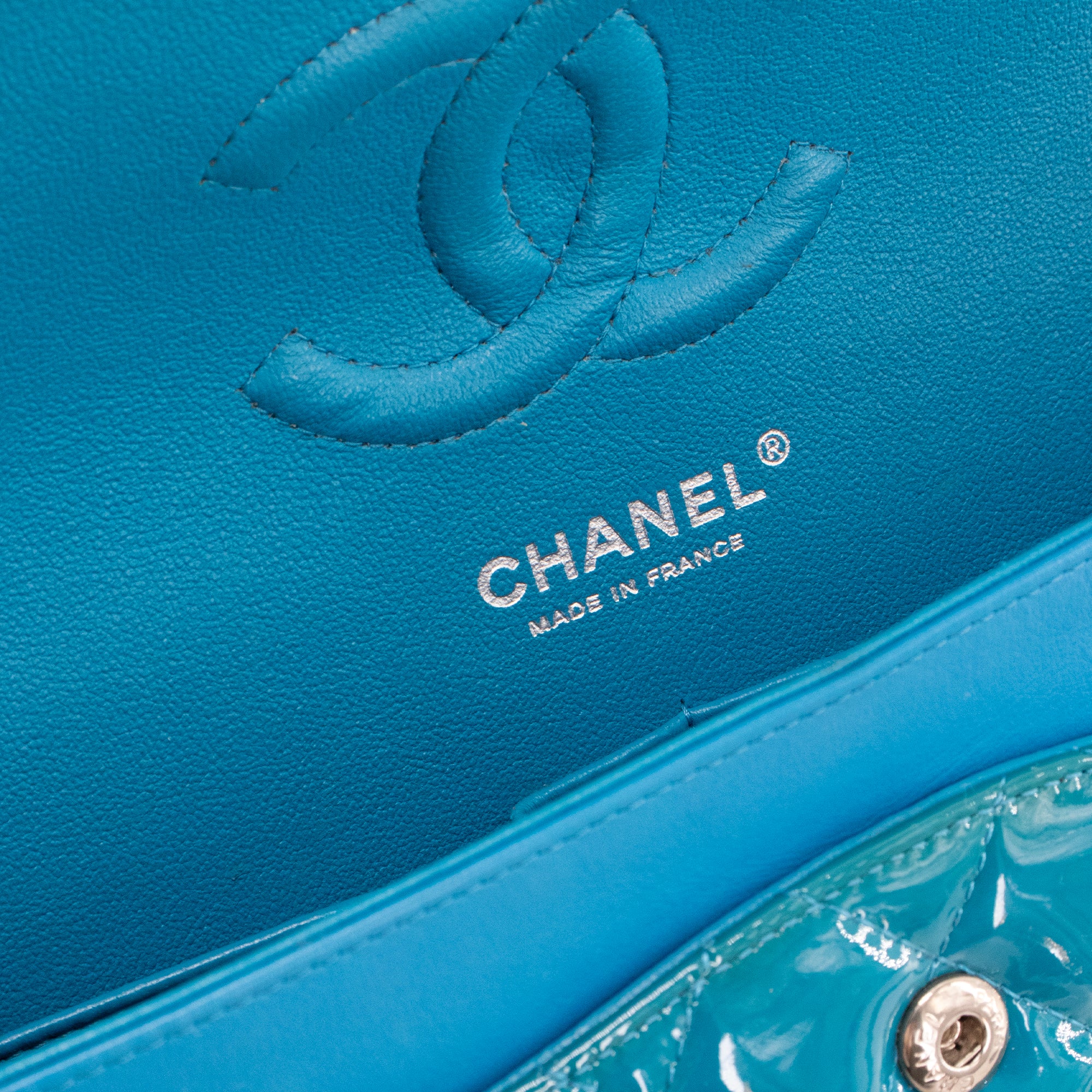 CHANEL - Sac à main Classique/Timeless 11.12 Chanel en cuir verni bleu vert