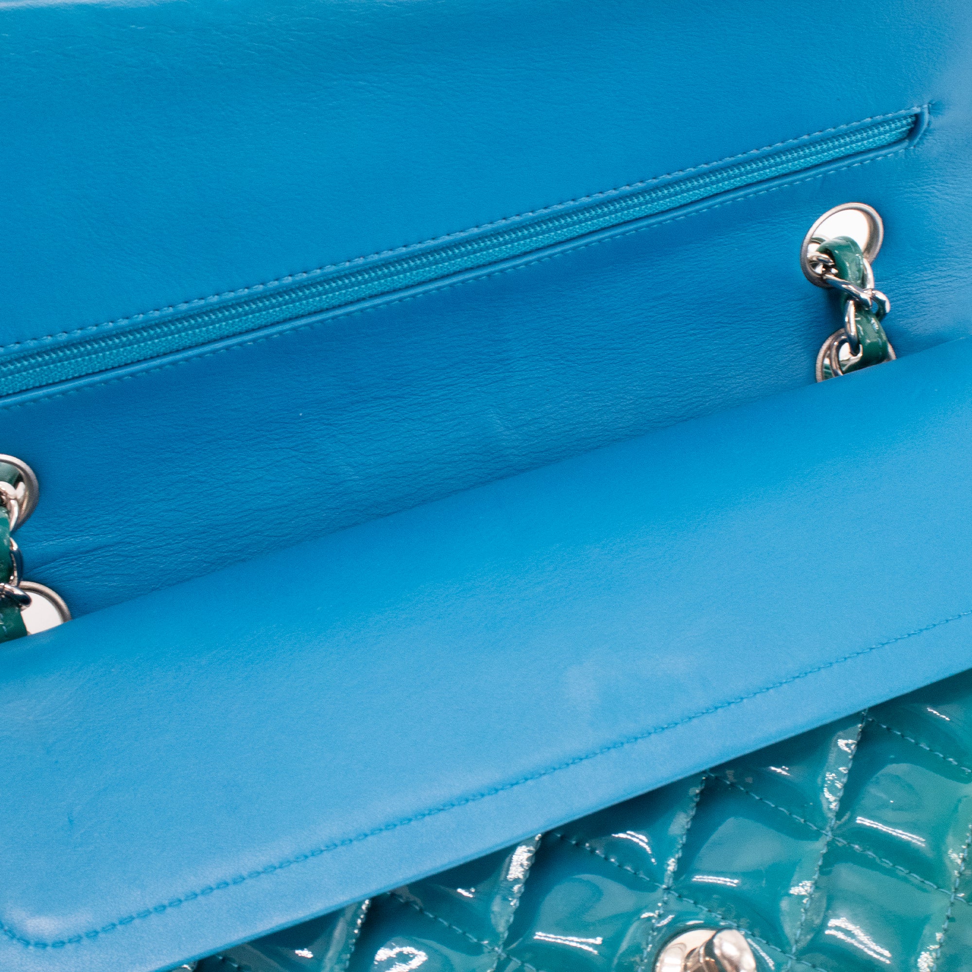 CHANEL - Sac à main Classique/Timeless 11.12 Chanel en cuir verni bleu vert