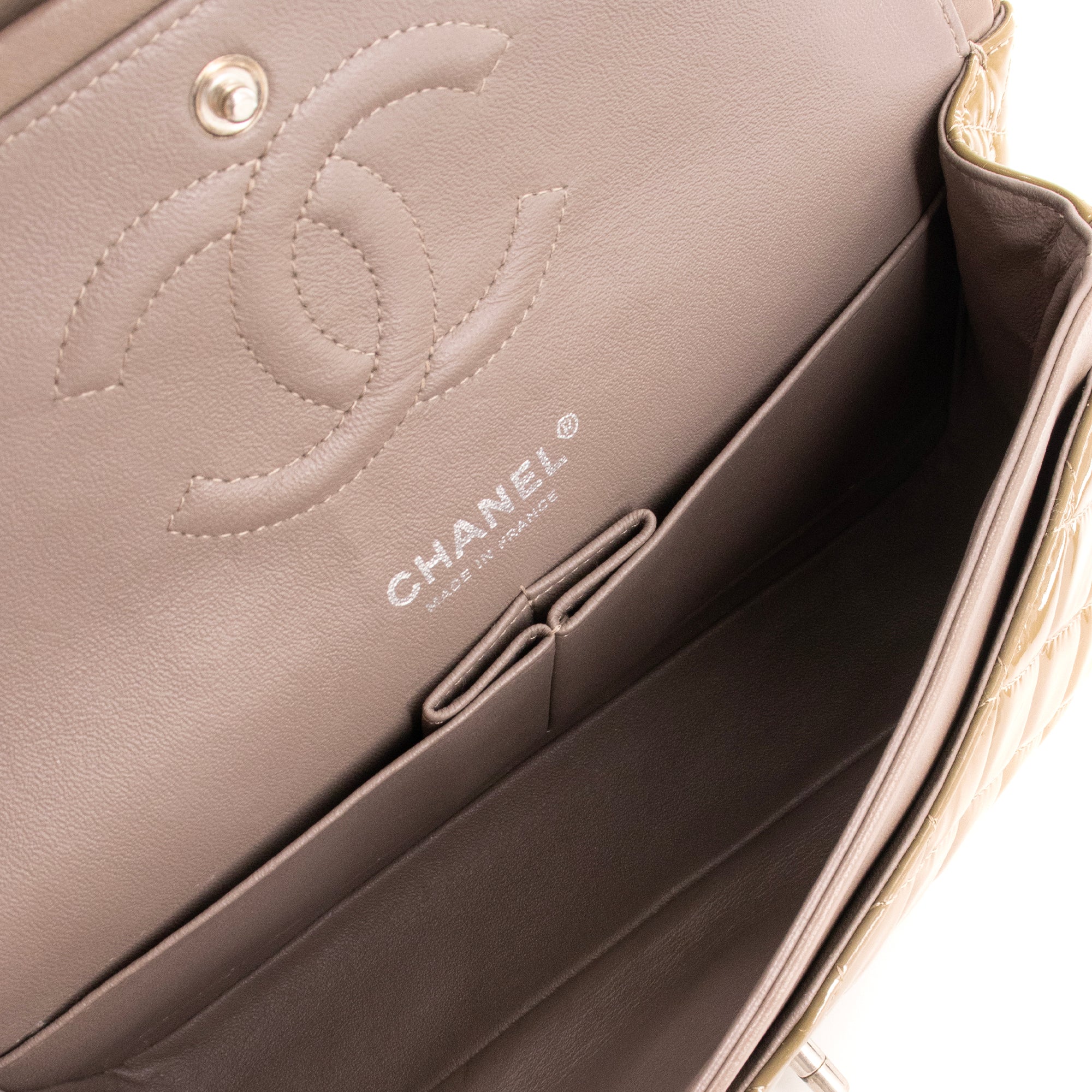 CHANEL - Sac à main Classique/Timeless 11.12 Chanel en cuir verni kaki