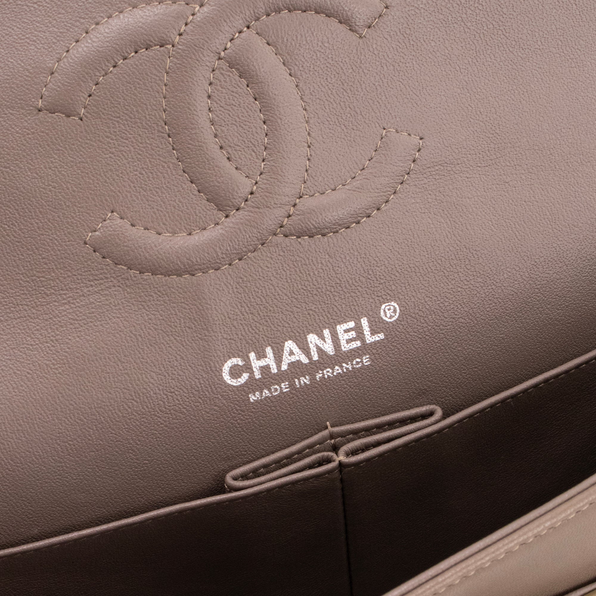 CHANEL - Sac à main Classique/Timeless 11.12 Chanel en cuir verni kaki