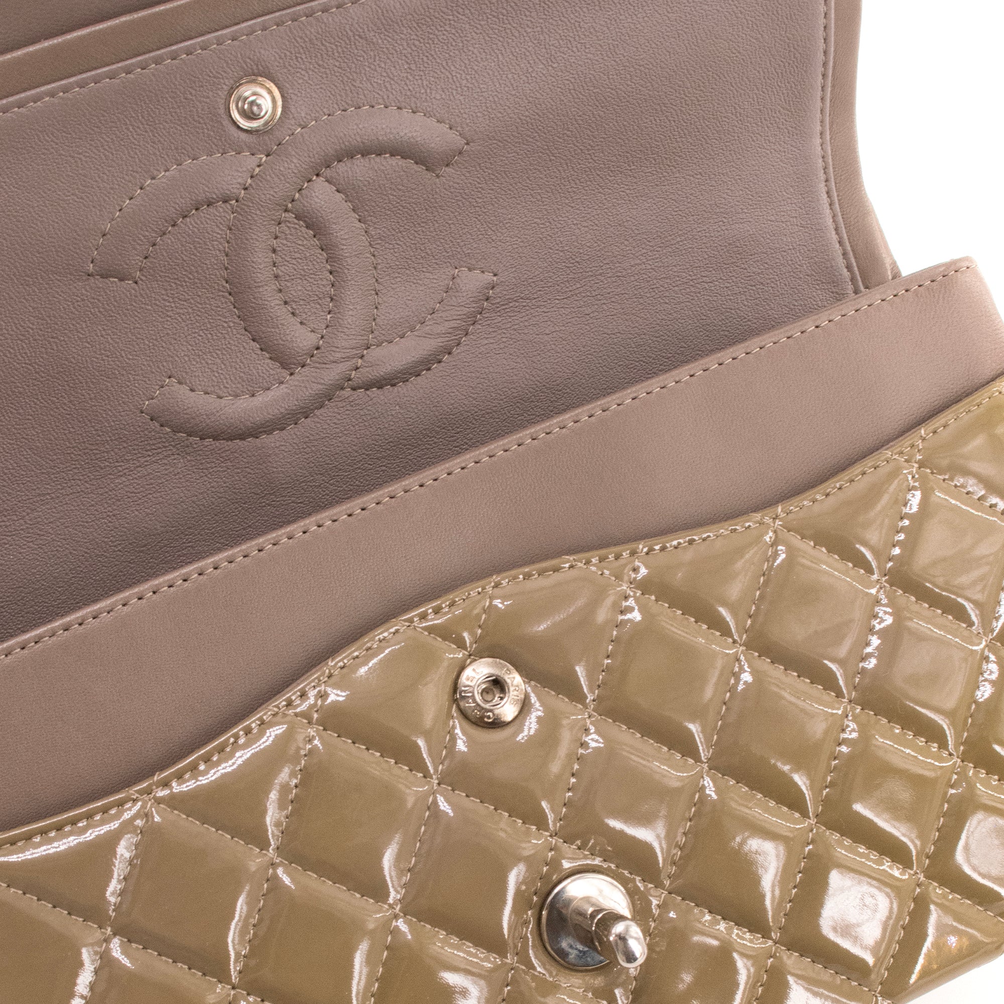 CHANEL - Sac à main Classique/Timeless 11.12 Chanel en cuir verni kaki