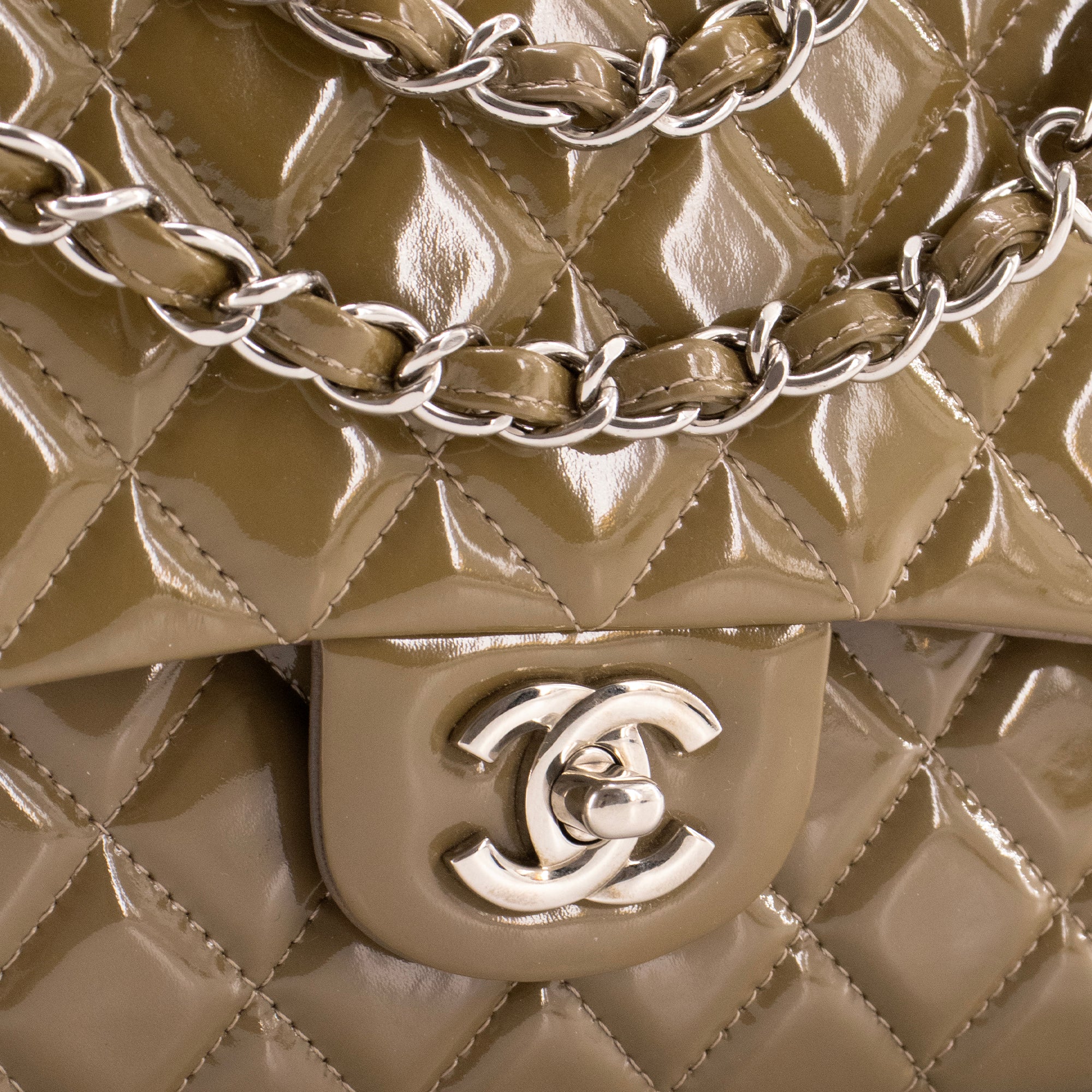 CHANEL - Sac à main Classique/Timeless 11.12 Chanel en cuir verni kaki