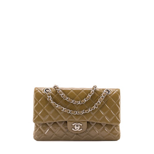 CHANEL - Sac à main Classique/Timeless 11.12 Chanel en cuir verni kaki