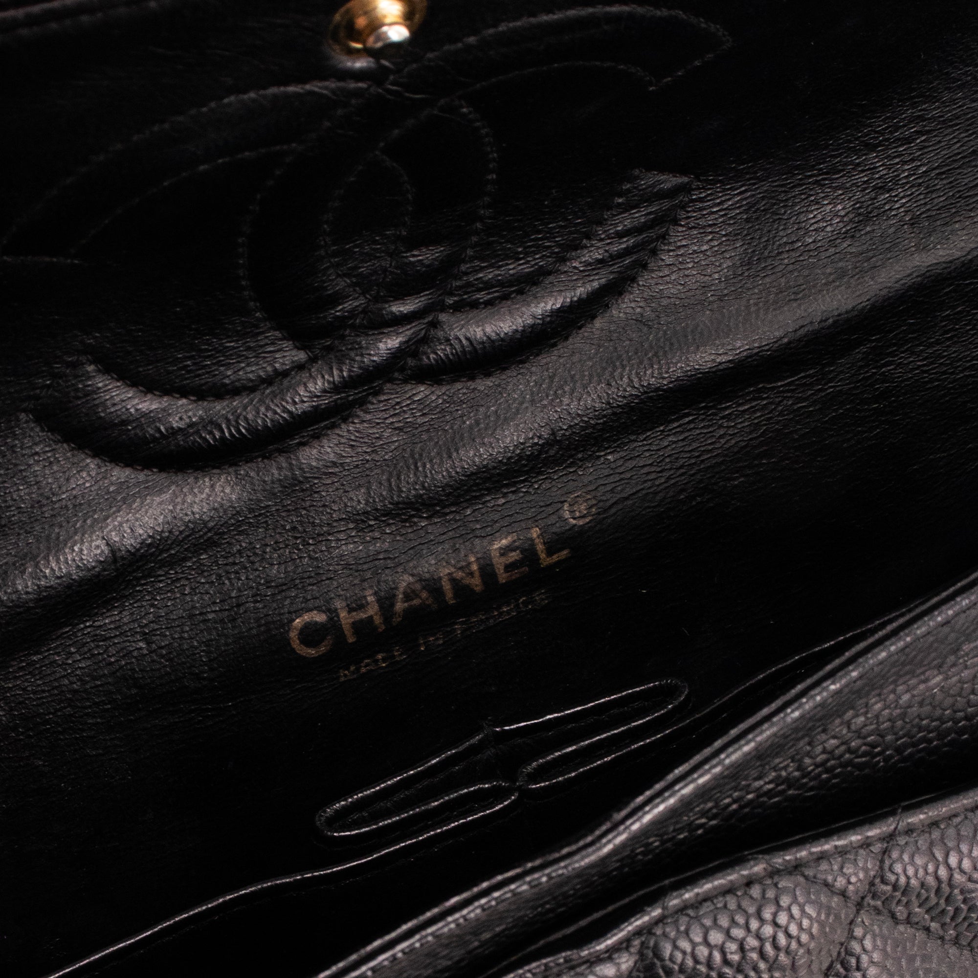 CHANEL - Sac à main Classique/Timeless Chanel en cuir caviar noir vintage