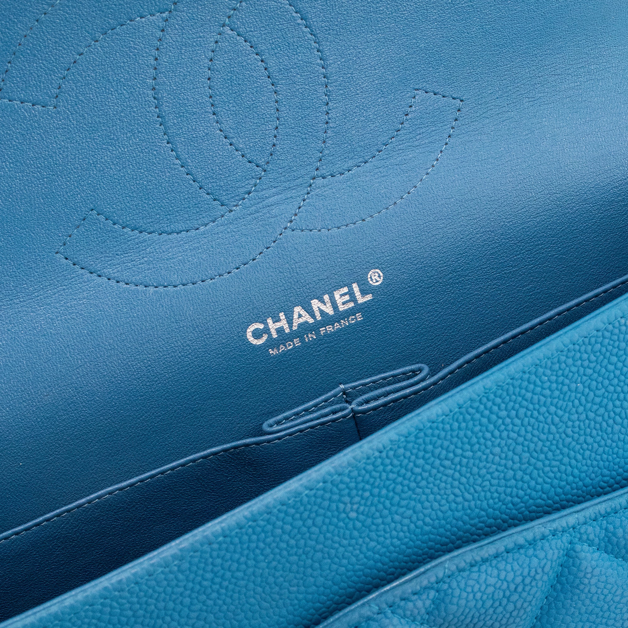 CHANEL - Sac à main Classique/Timeless Jumbo Chanel en cuir caviar bleu