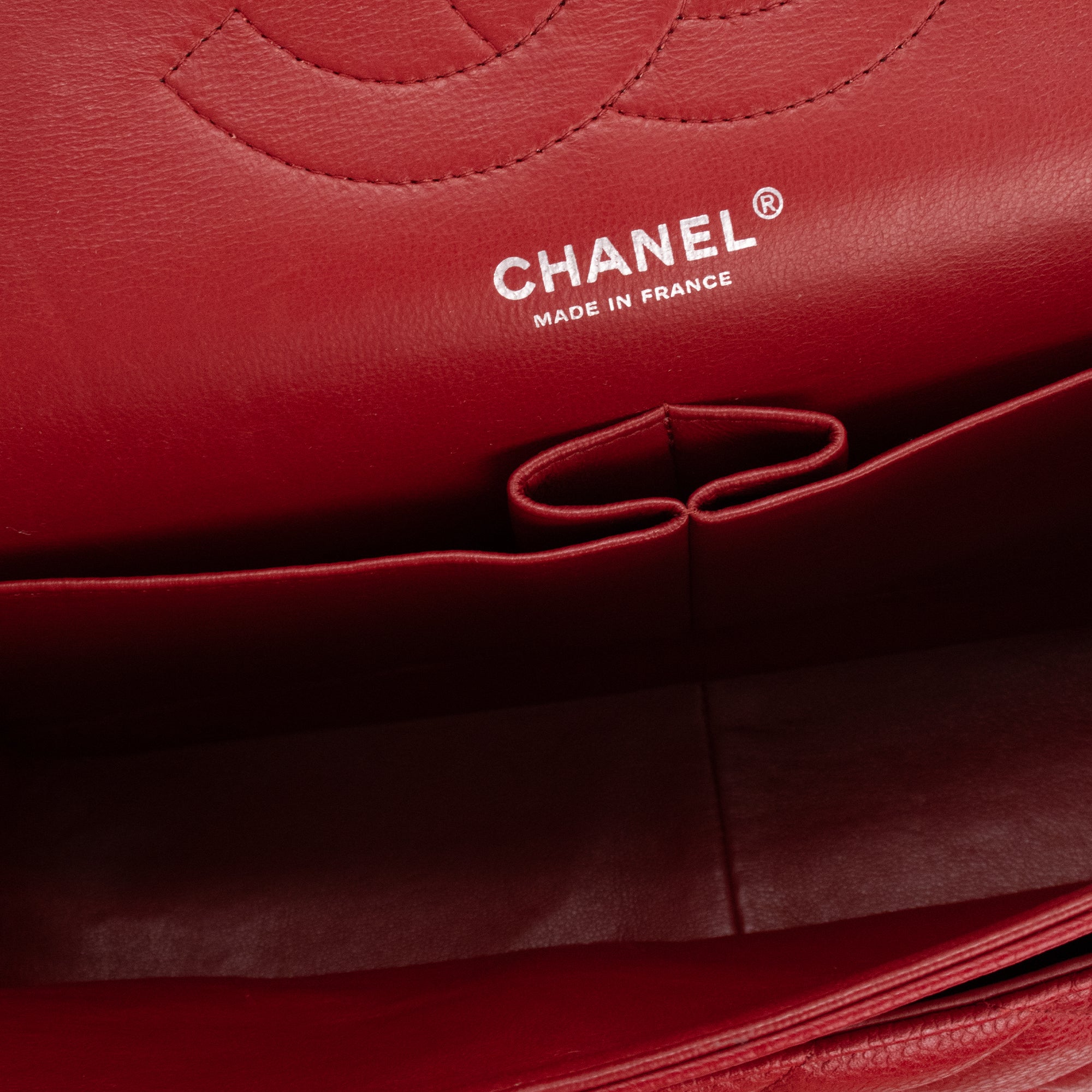 CHANEL - Sac à bandoulière Classique/Timeless Jumbo Chanel en cuir caviar rouge