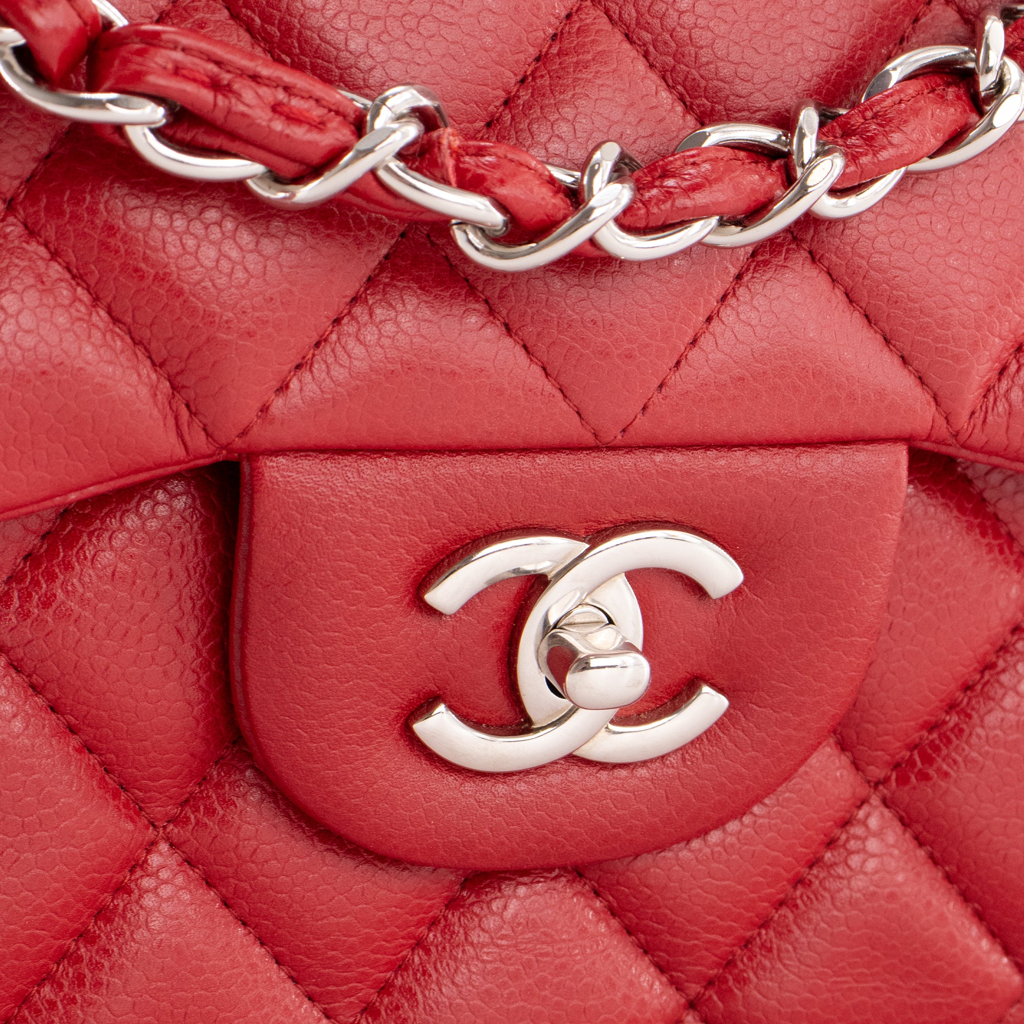 CHANEL - Sac à bandoulière Classique/Timeless Jumbo Chanel en cuir caviar rouge