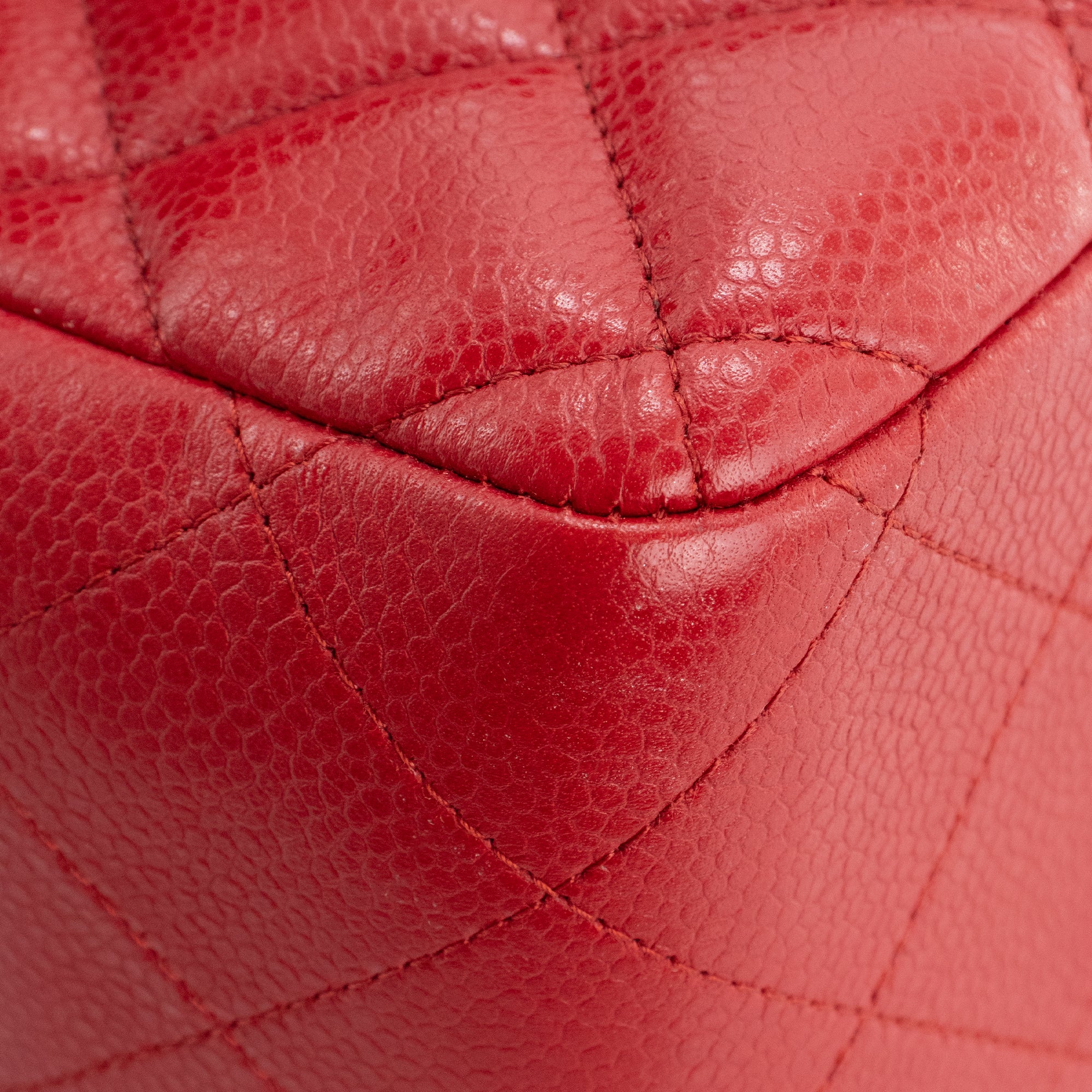 CHANEL - Sac à bandoulière Classique/Timeless Jumbo Chanel en cuir caviar rouge