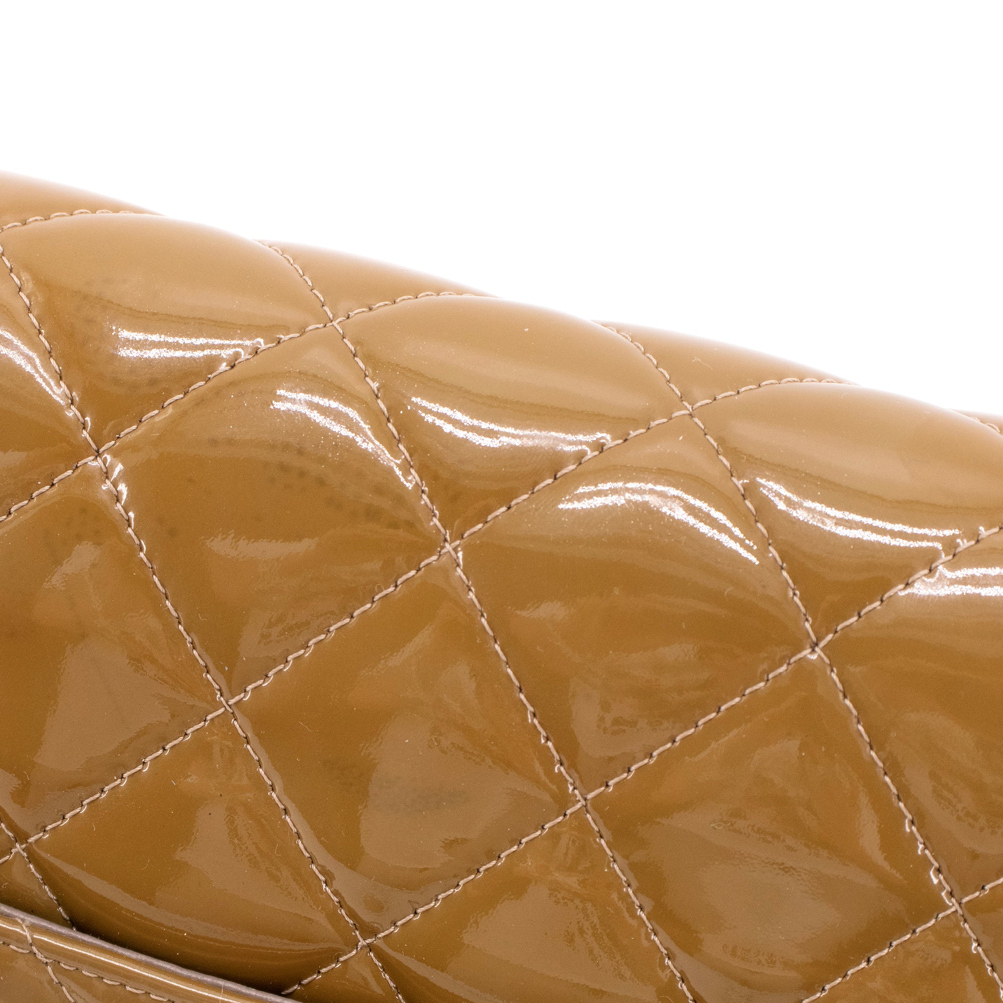 CHANEL - Sac à main Classique/Timeless Jumbo Chanel en cuir verni kaki
