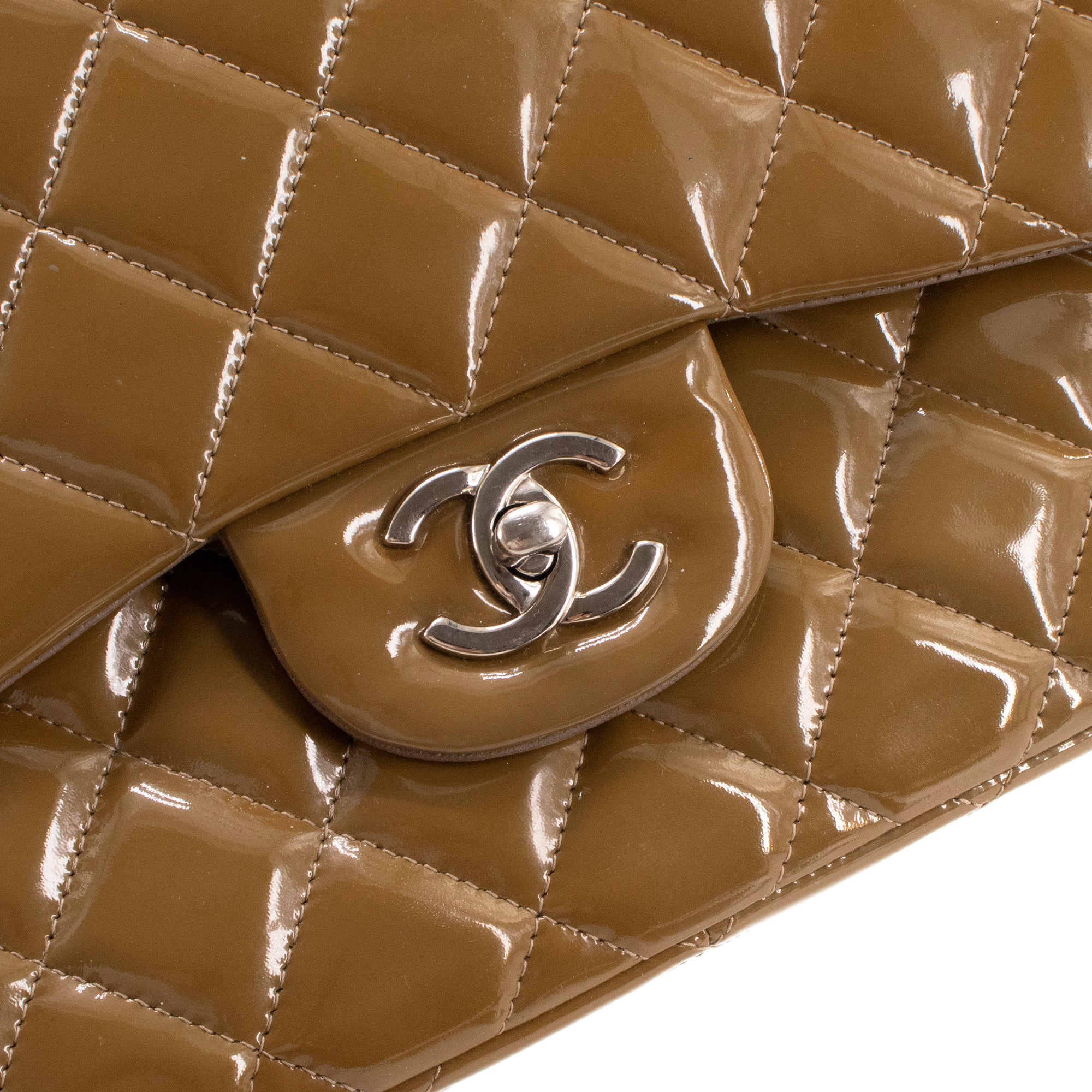 CHANEL - Sac à main Classique/Timeless Jumbo Chanel en cuir verni kaki