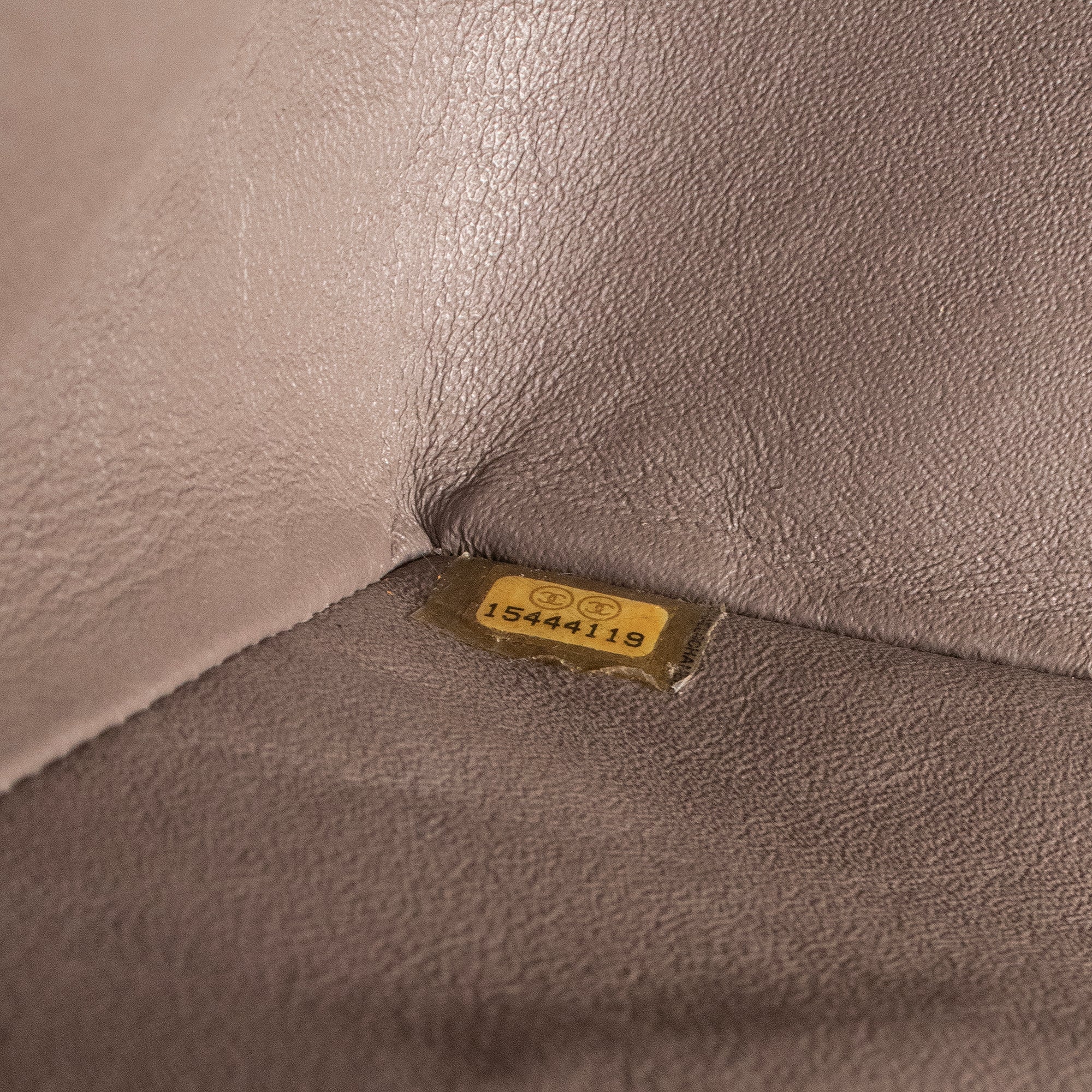 CHANEL - Sac à main Classique/Timeless Jumbo Chanel en cuir verni kaki