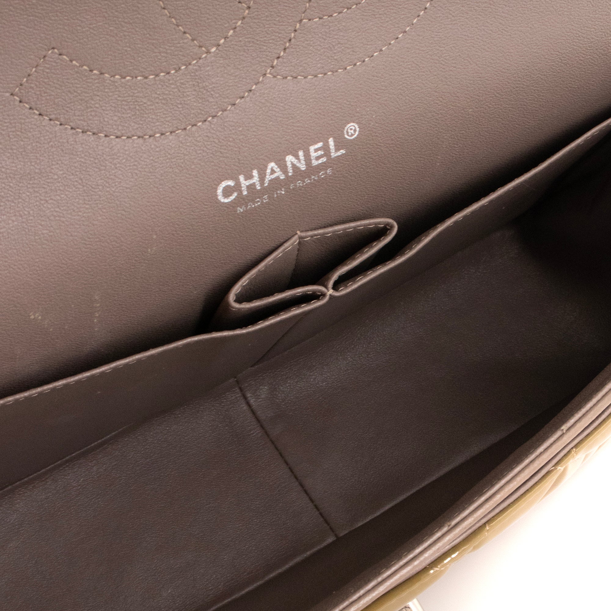 CHANEL - Sac à main Classique/Timeless Jumbo Chanel en cuir verni kaki