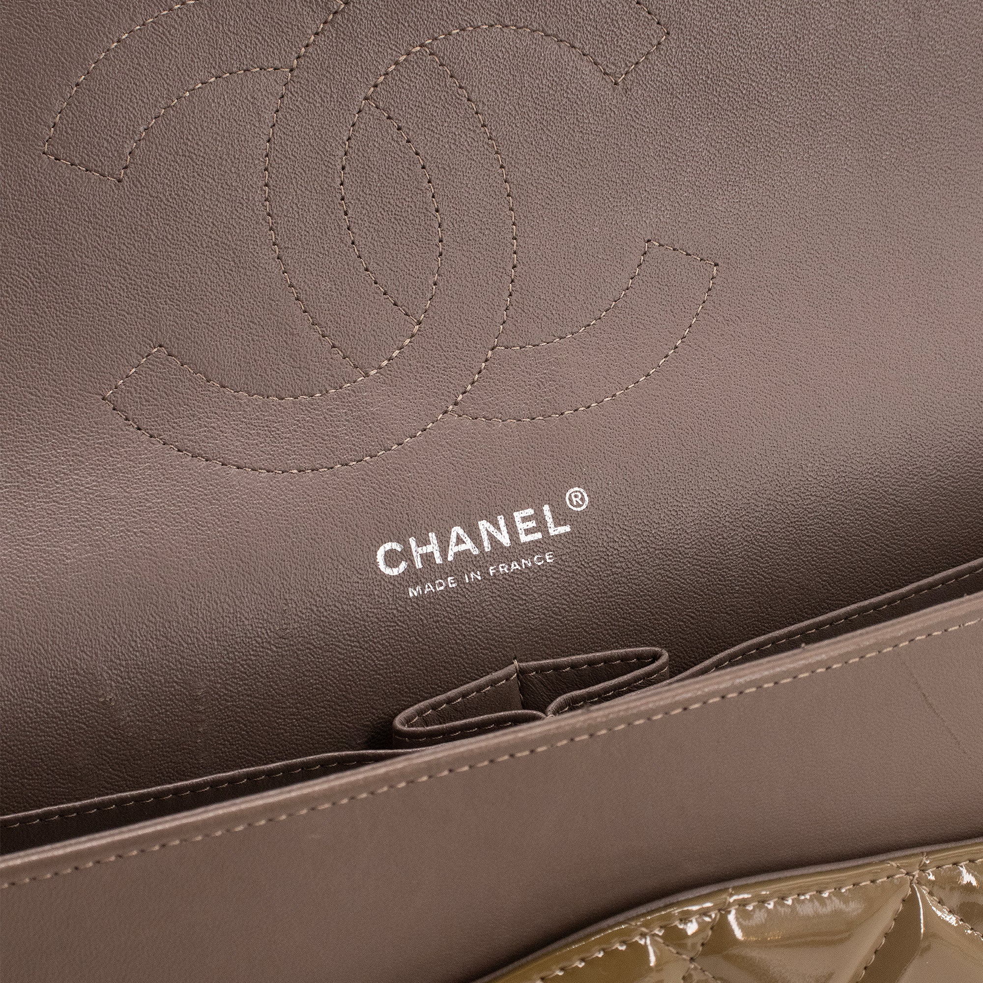 CHANEL - Sac à main Classique/Timeless Jumbo Chanel en cuir verni kaki