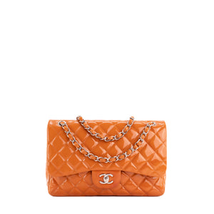 CHANEL - Sac à main Classique/Timeless Jumbo Chanel en cuir verni orange