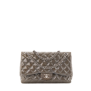 CHANEL - Sac à main Classique/Timeless Jumbo Chanel en cuir verni taupe