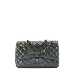CHANEL - Sac à main Classique/Timeless Jumbo Chanel en cuir verni vert