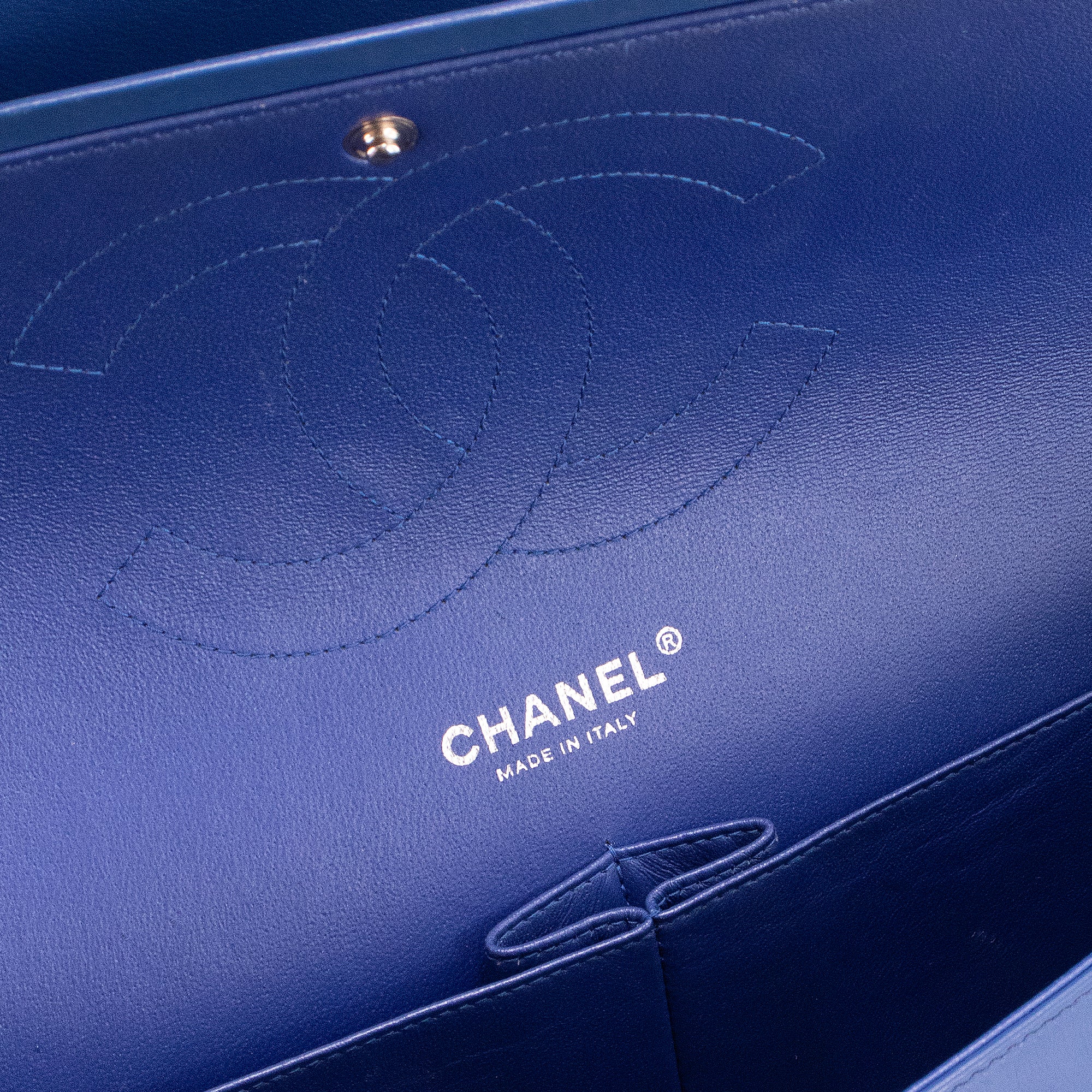 CHANEL - Sac à main Classique/Timeless Jumbo Chanel en cuir verni vert