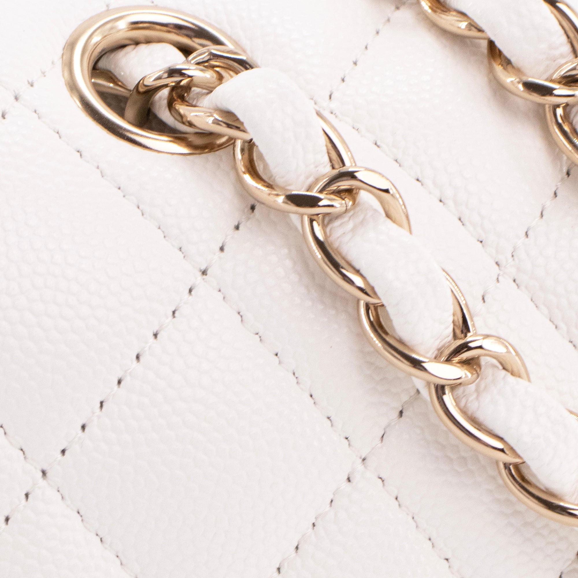 CHANEL - Sac à main Classique/Timeless small Chanel en cuir caviar blanc