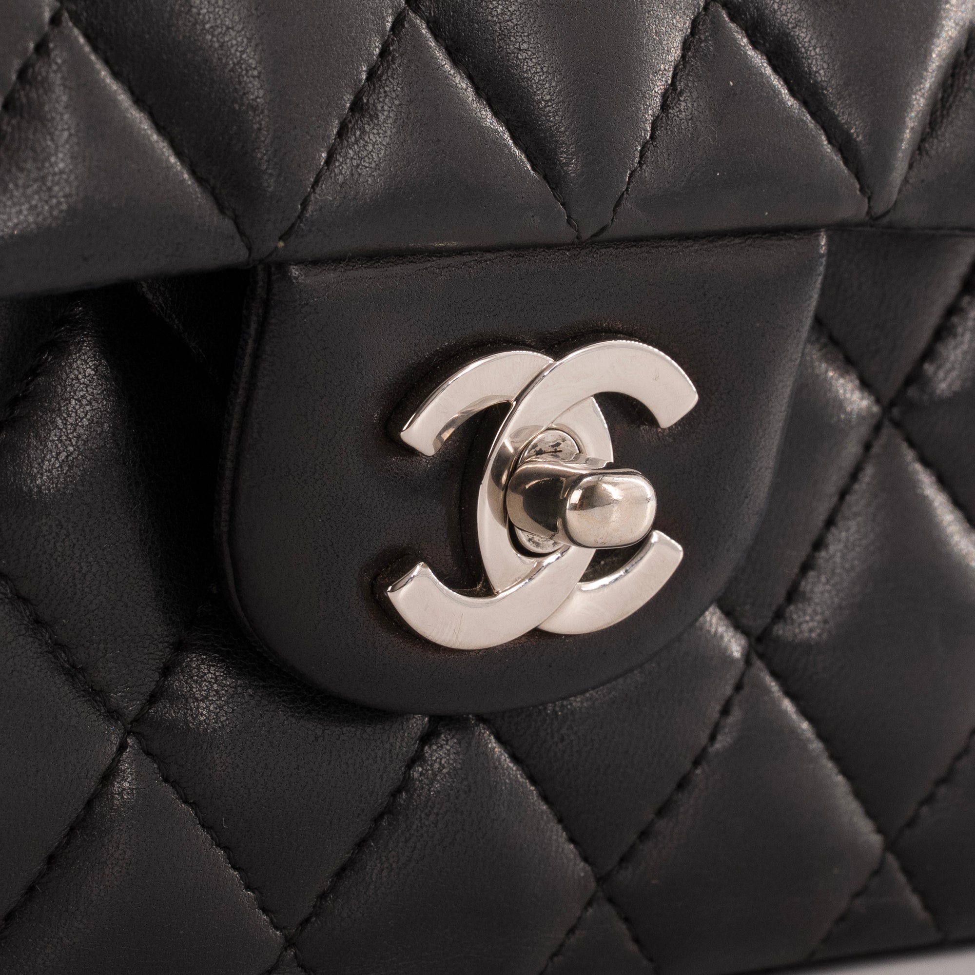CHANEL - Sac à main Classique/Timeless small Chanel en cuir lisse noir