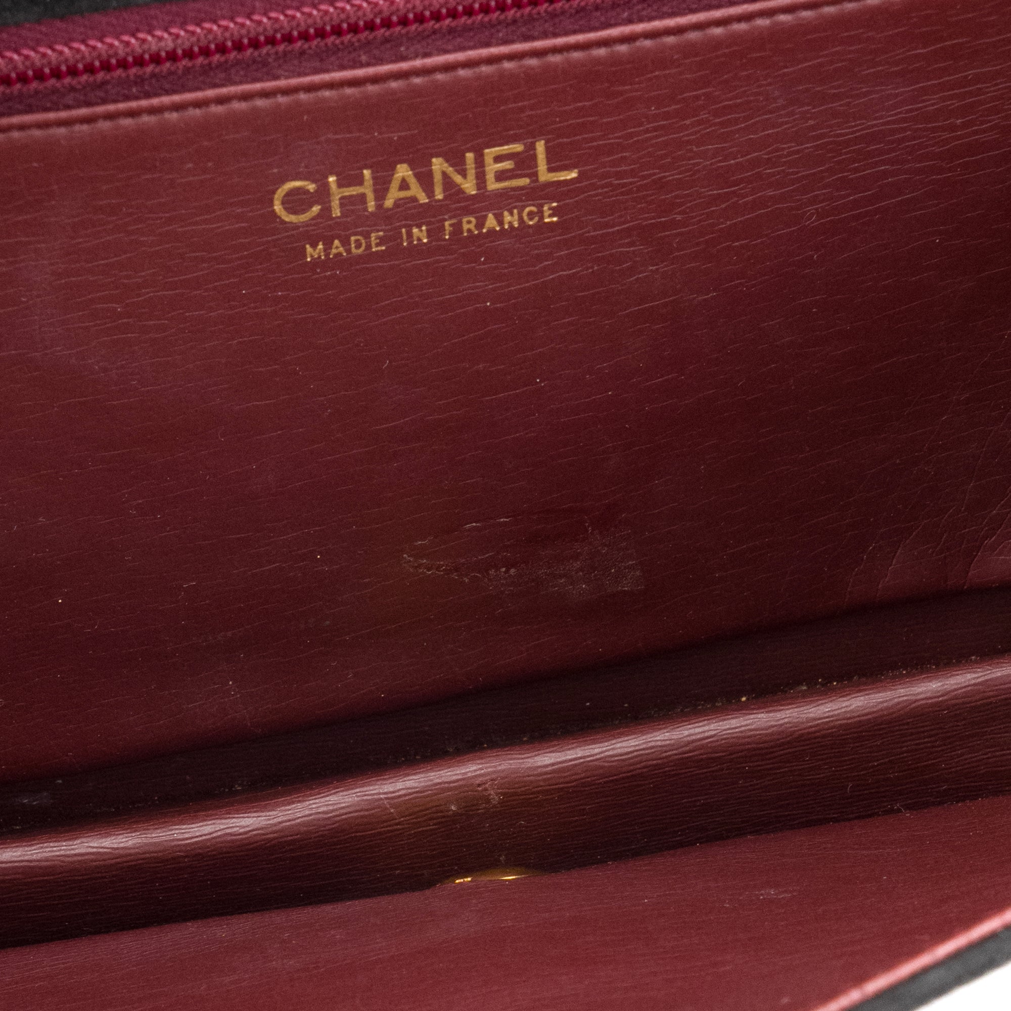CHANEL - Sac à épaule à rabat Chanel en daim noir vintage