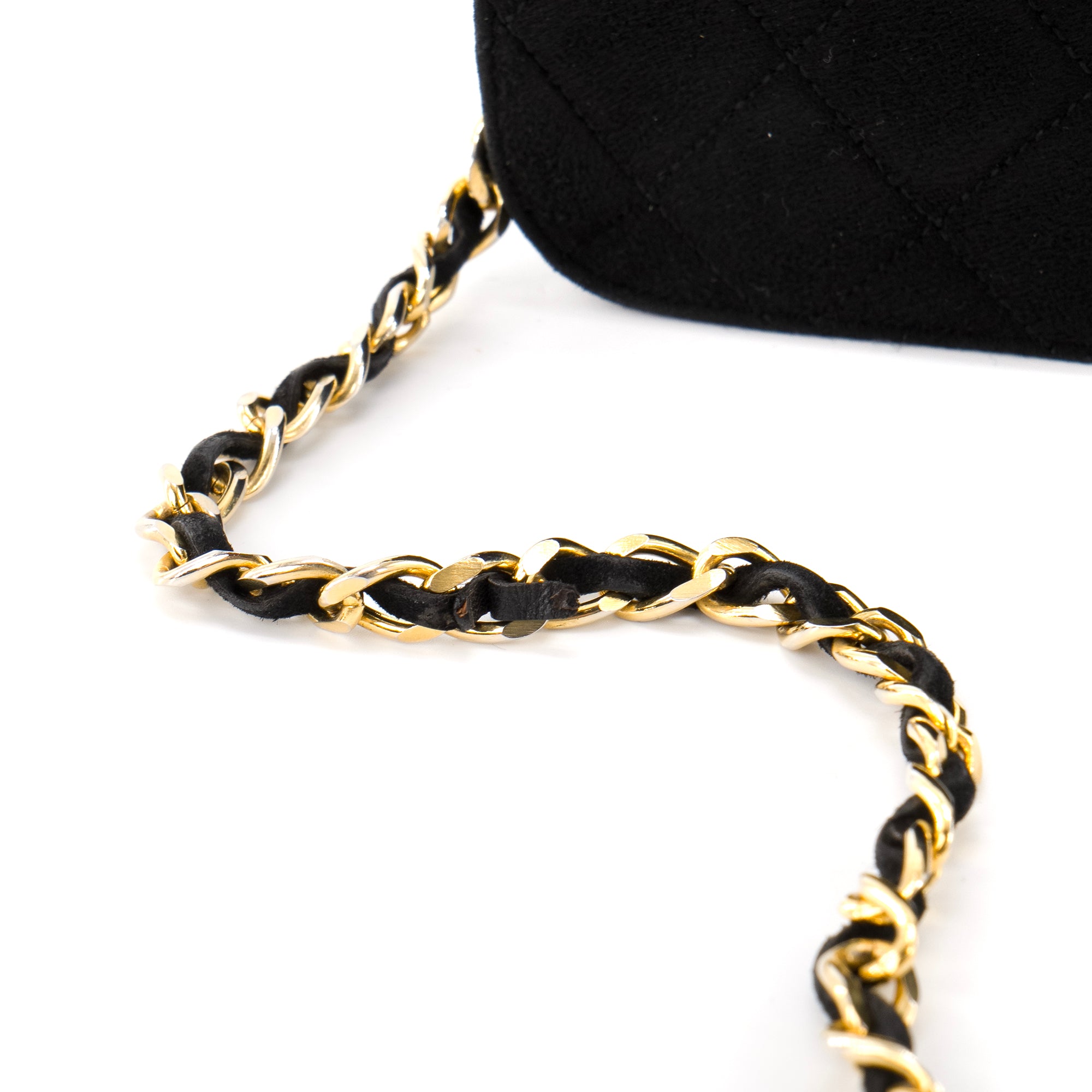 CHANEL - Sac à épaule à rabat Chanel en daim noir vintage