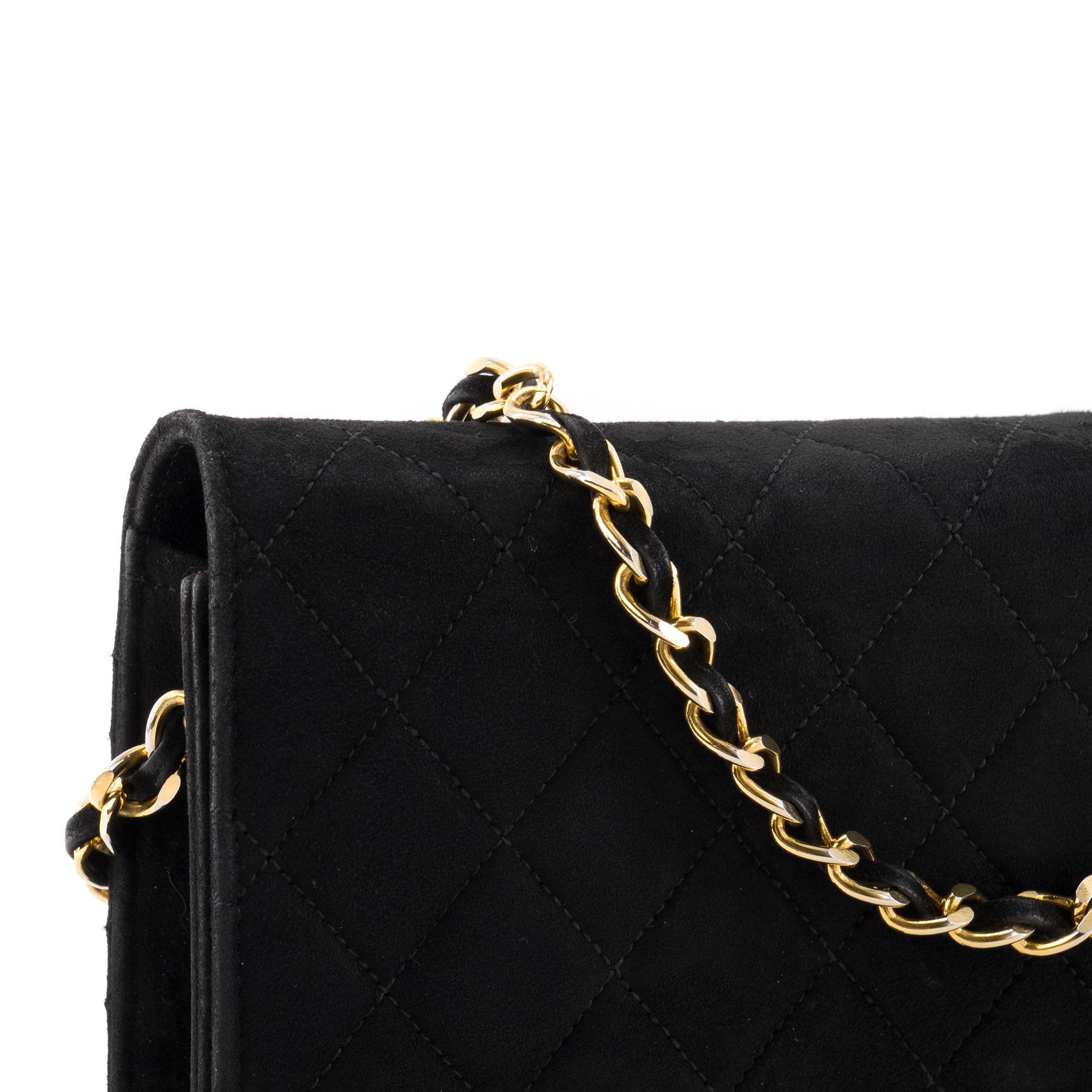 CHANEL - Sac à épaule à rabat Chanel en daim noir vintage
