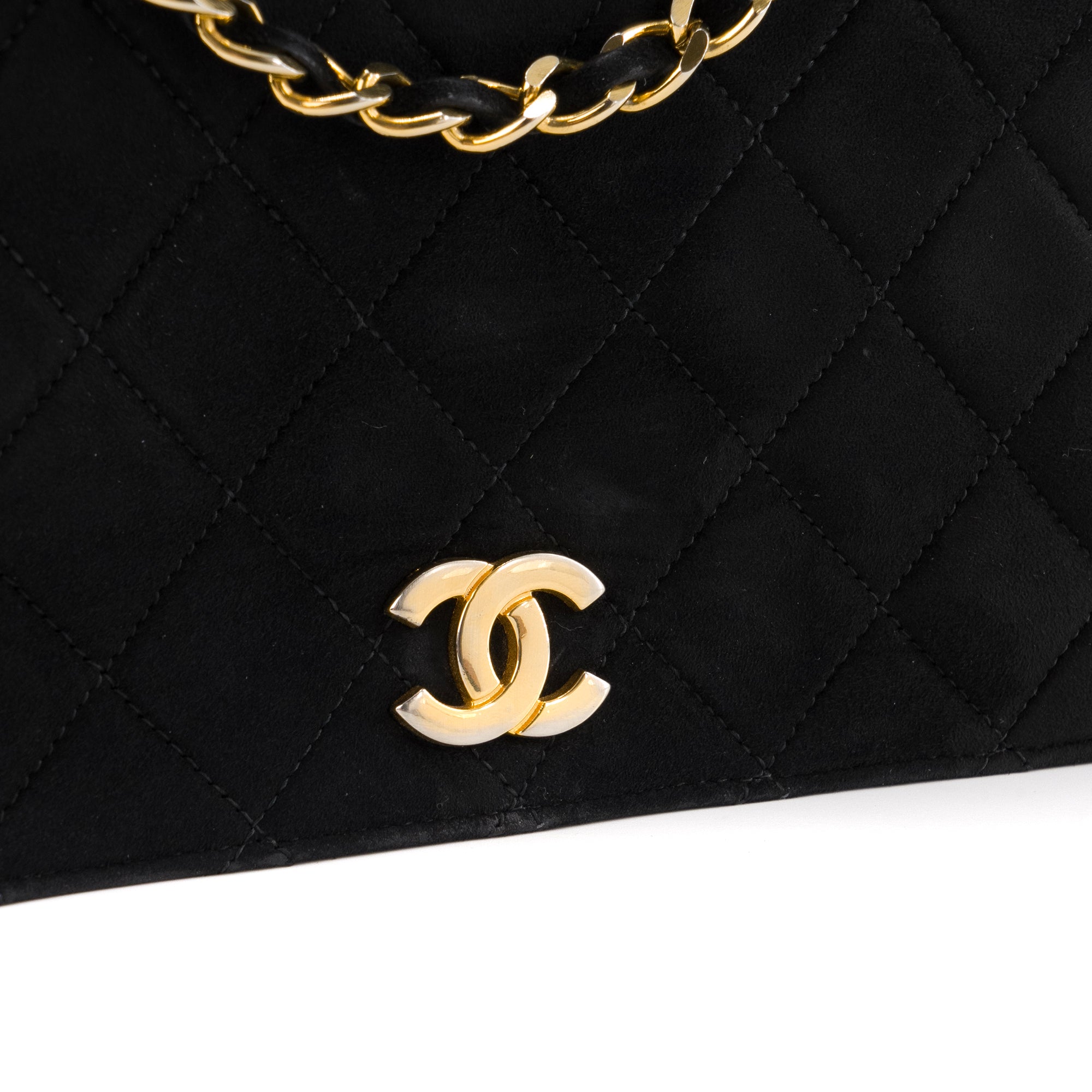 CHANEL - Sac à épaule à rabat Chanel en daim noir vintage