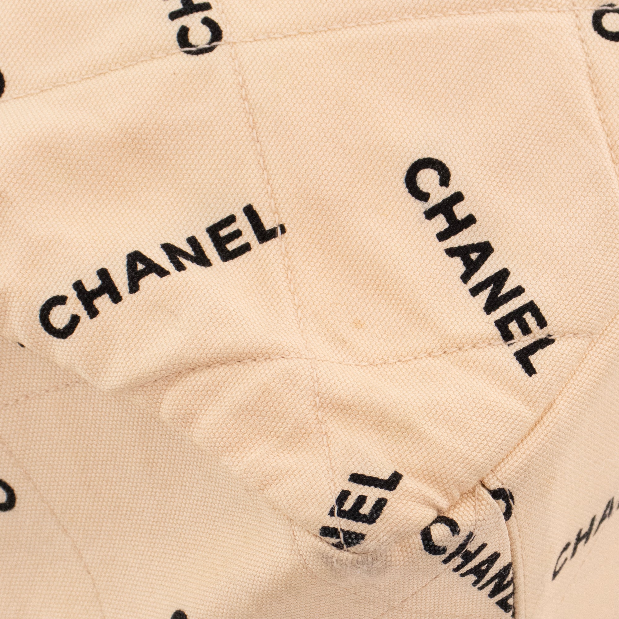 CHANEL - Sac cabas Chanel en toile beige