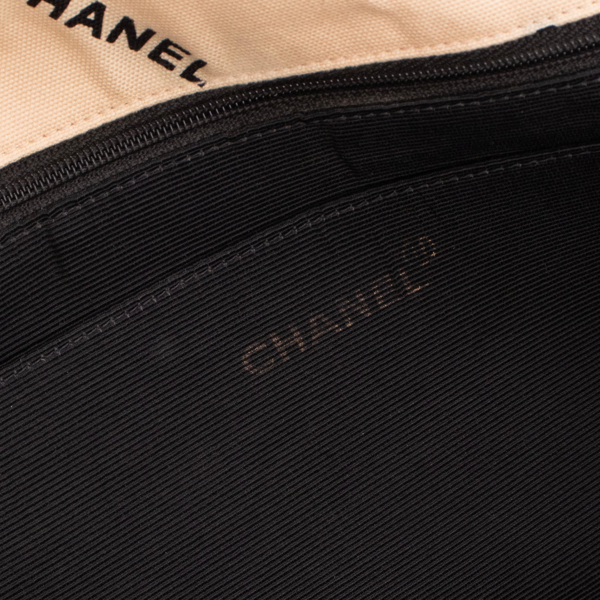 CHANEL - Sac cabas Chanel en toile beige