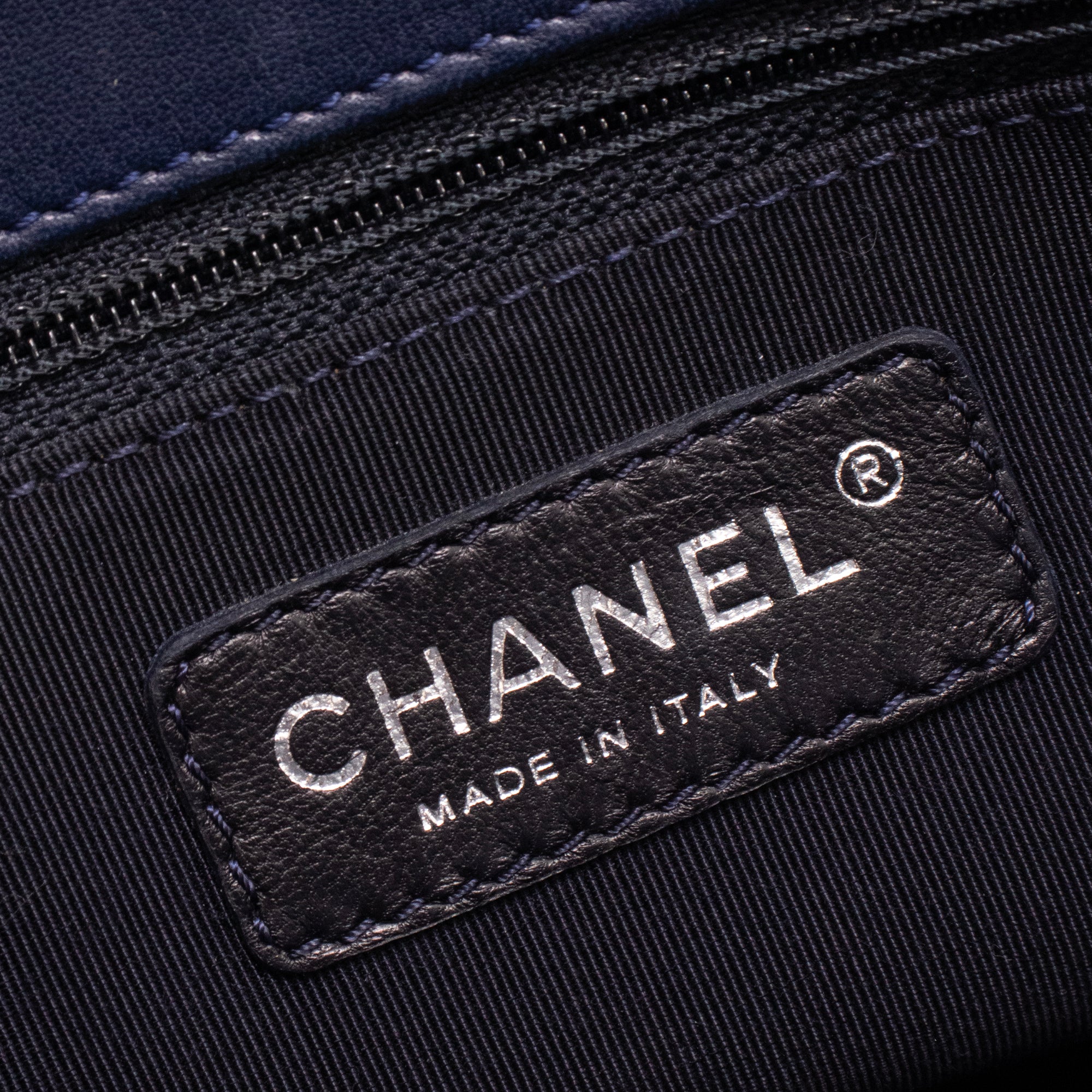CHANEL - Sac cabas Lipstick CC Chanel en cuir verni bleu marine