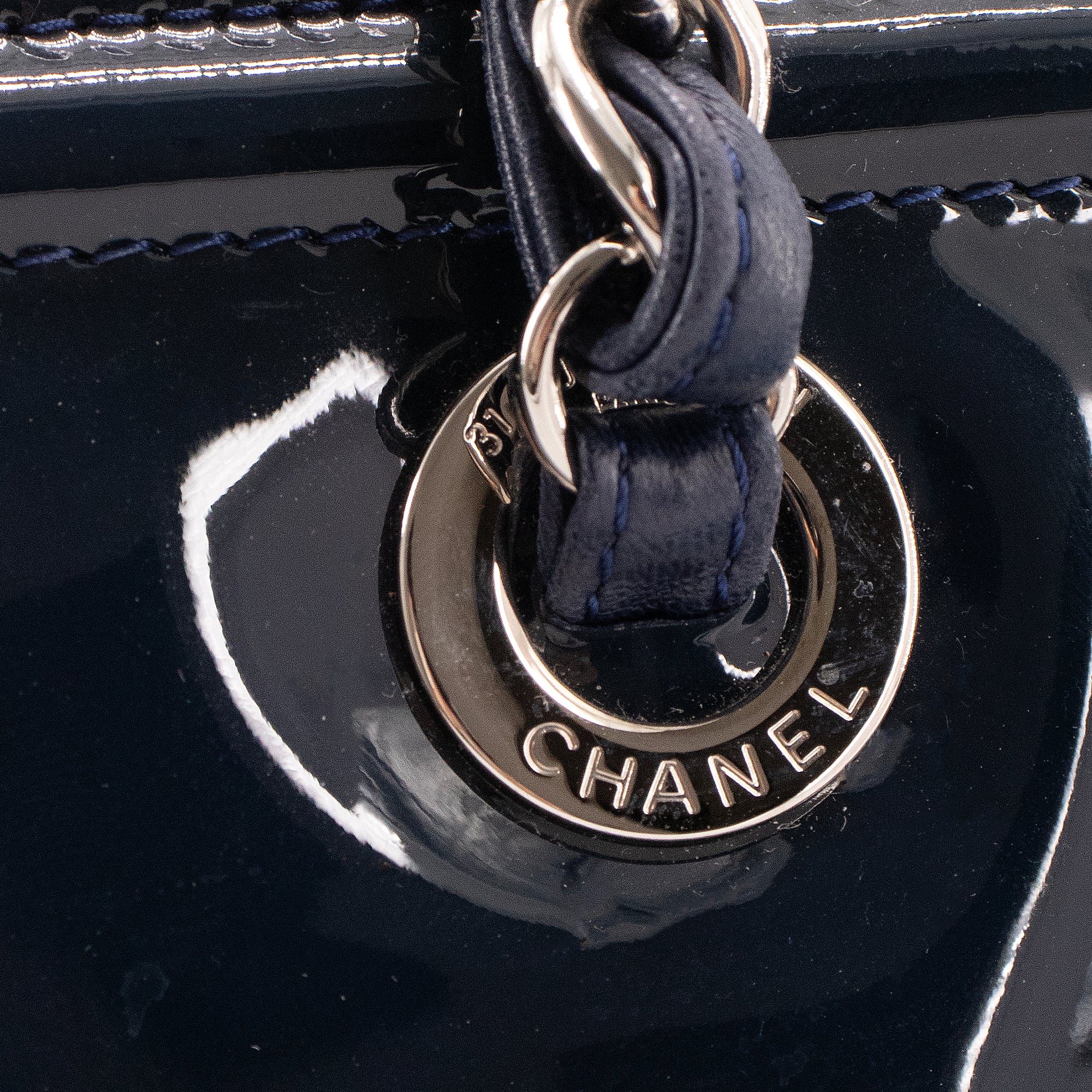 CHANEL - Sac cabas Lipstick CC Chanel en cuir verni bleu marine
